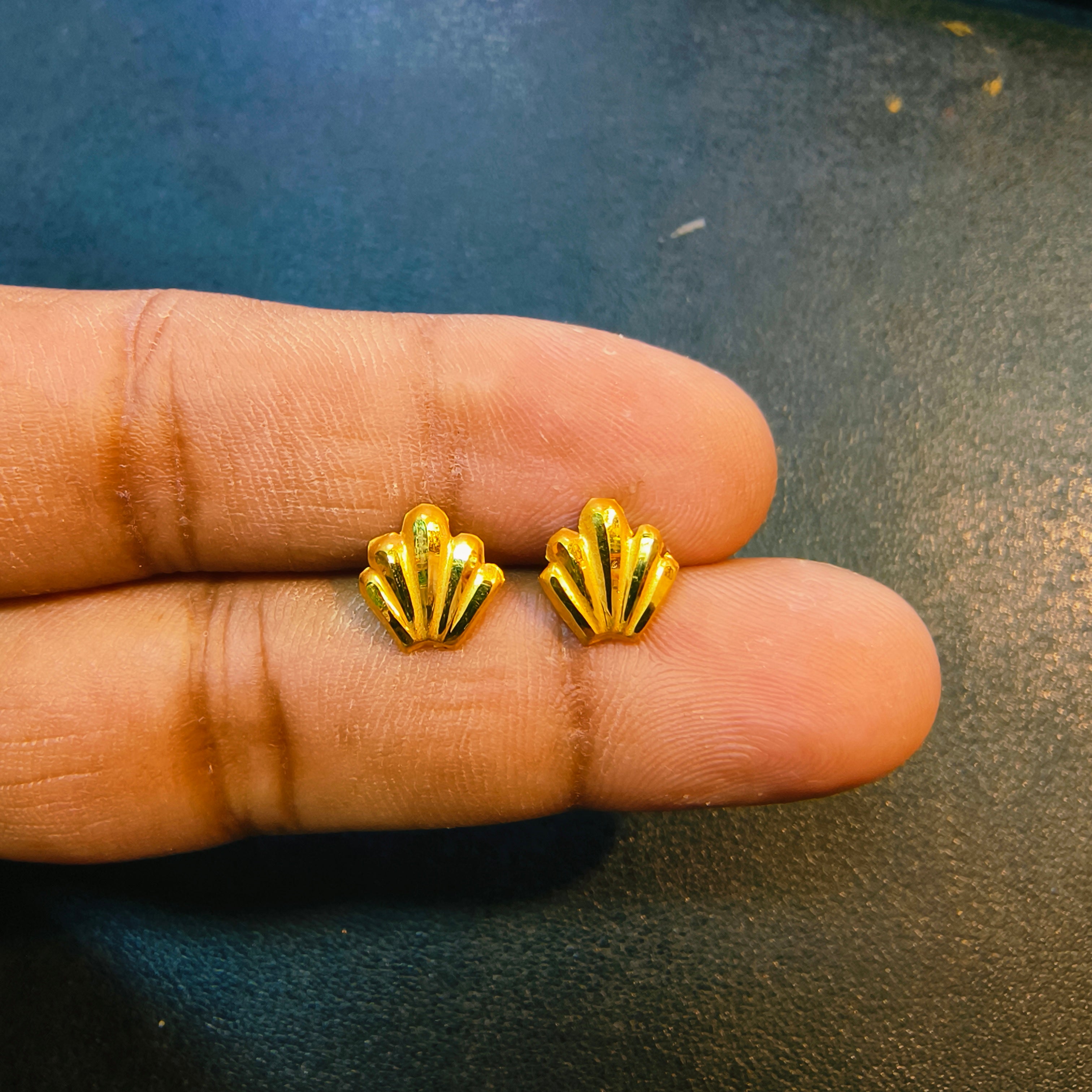 (GSE50) (50 TONCH) KDM GOLD EAR TOPS FOR GIFT PURPOSE IN MARRIAGE AND ANNIVERSARY 1 PAIR APPROX WGT: 0.240 GM