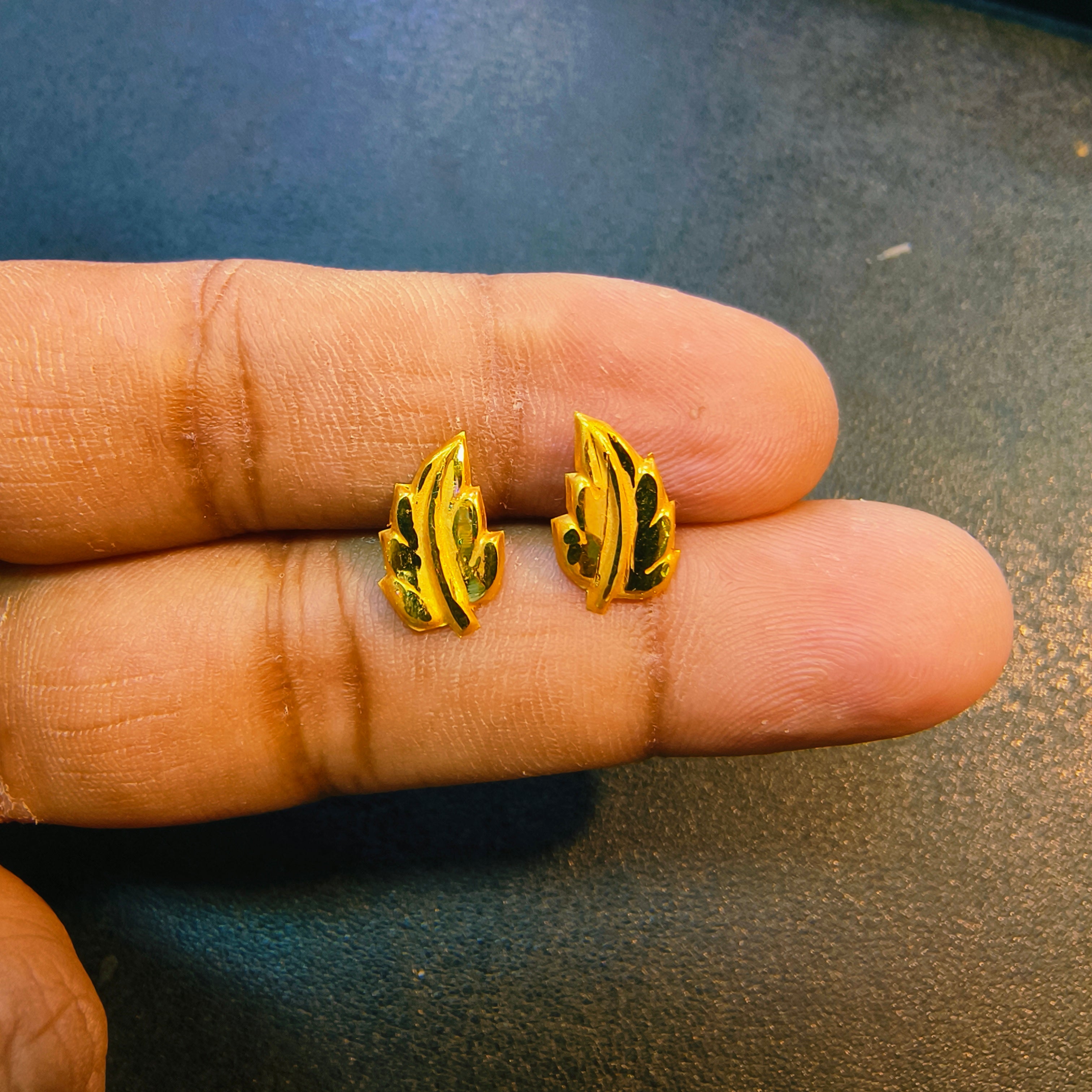 (GSE50) (50 TONCH) KDM GOLD EAR TOPS FOR GIFT PURPOSE IN MARRIAGE AND ANNIVERSARY 1 PAIR APPROX WGT: 0.240 GM