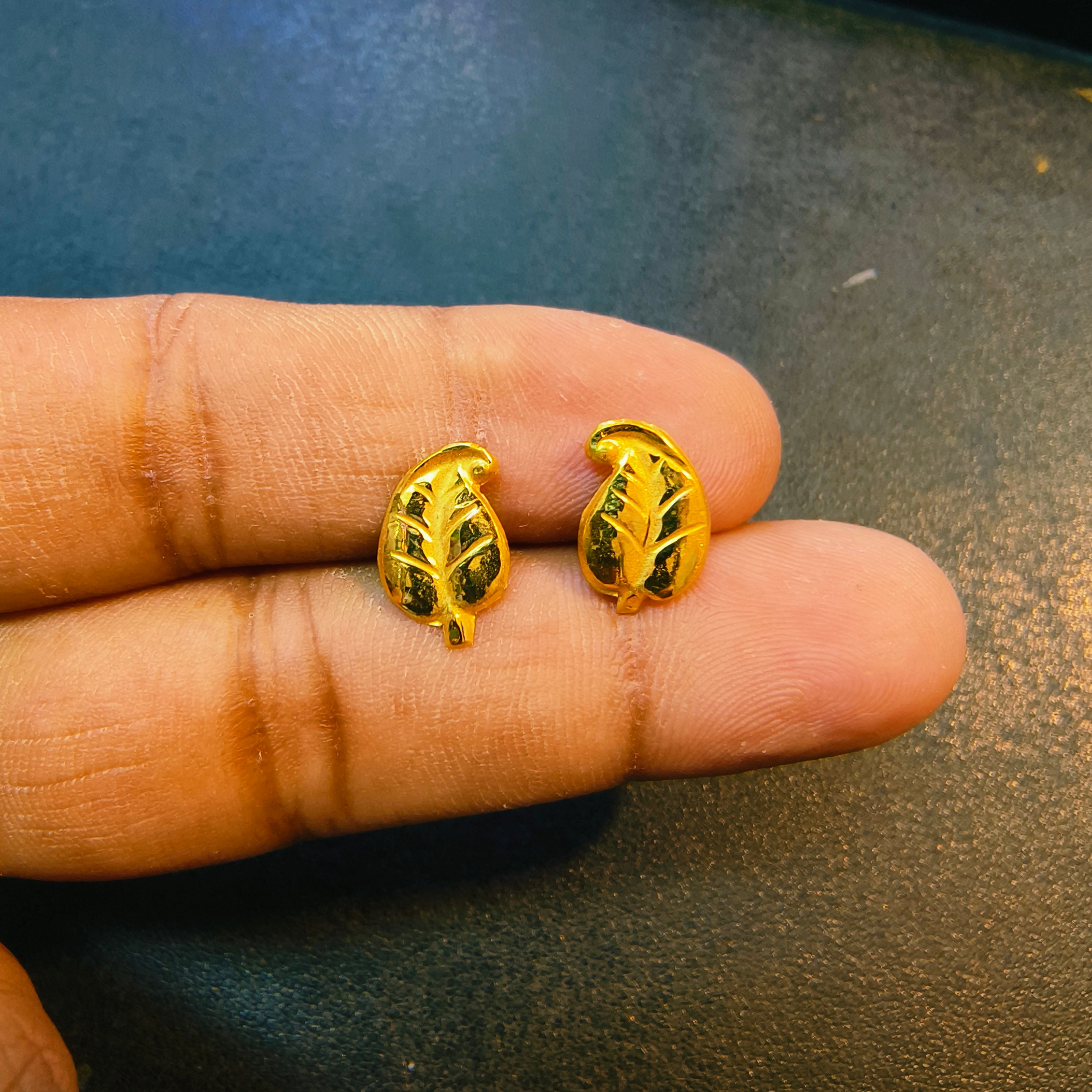 (GSE50) (50 TONCH) KDM GOLD EAR TOPS FOR GIFT PURPOSE IN MARRIAGE AND ANNIVERSARY 1 PAIR APPROX WGT: 0.240 GM