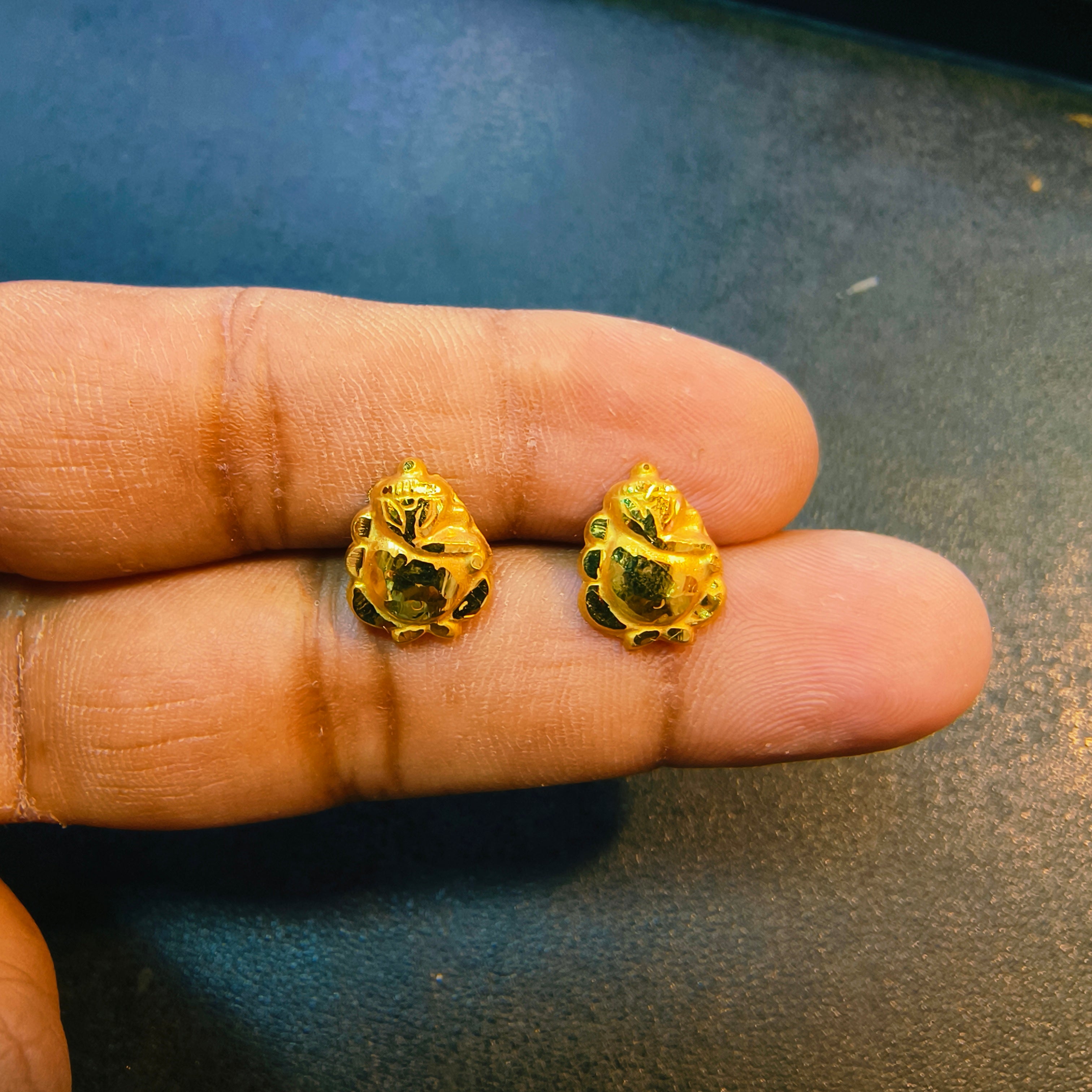 (GSE50) (50 TONCH) KDM GOLD EAR TOPS FOR GIFT PURPOSE IN MARRIAGE AND ANNIVERSARY 1 PAIR APPROX WGT: 0.400 GM