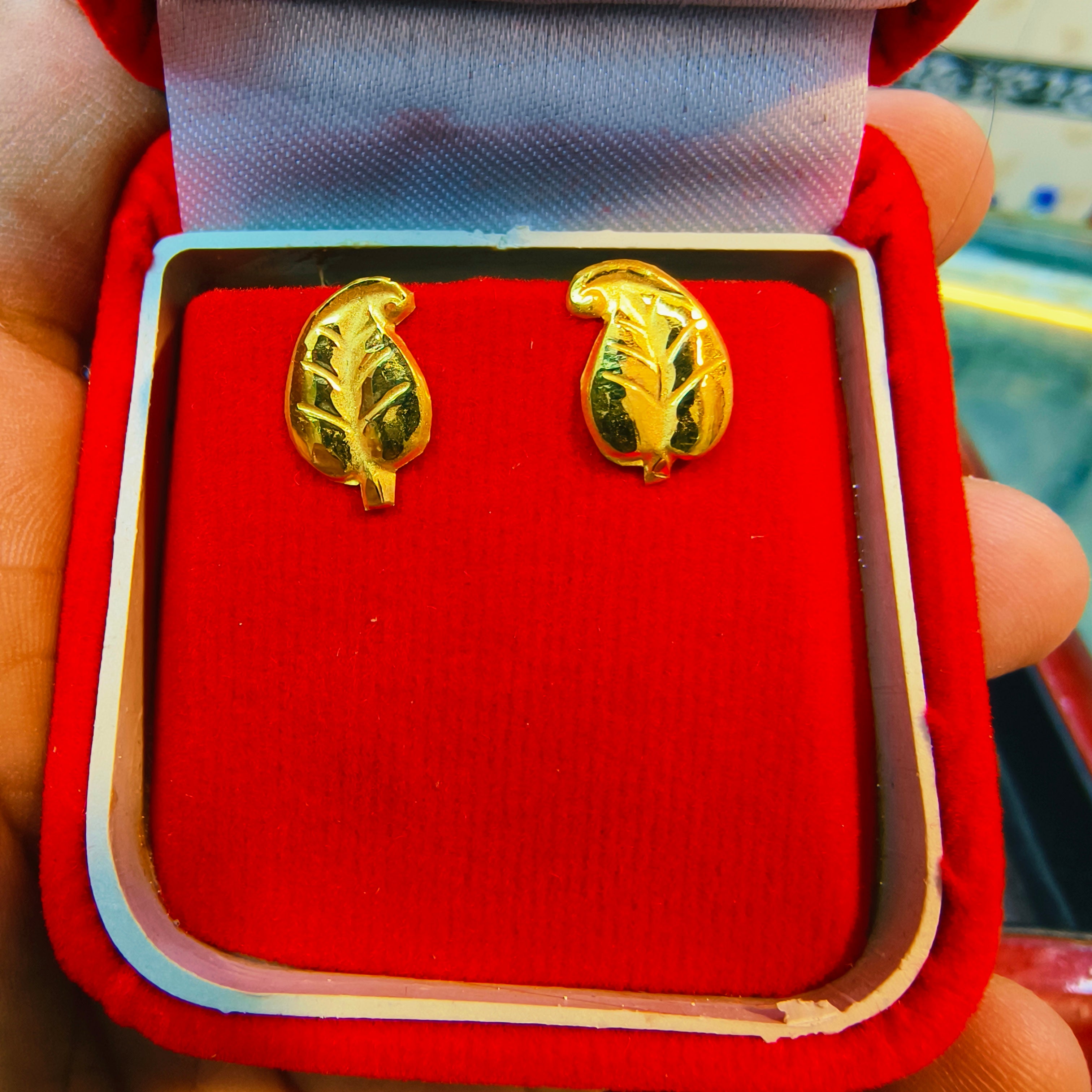 (GSE50) (50 TONCH) KDM GOLD EAR TOPS FOR GIFT PURPOSE IN MARRIAGE AND ANNIVERSARY 1 PAIR APPROX WGT: 0.240 GM