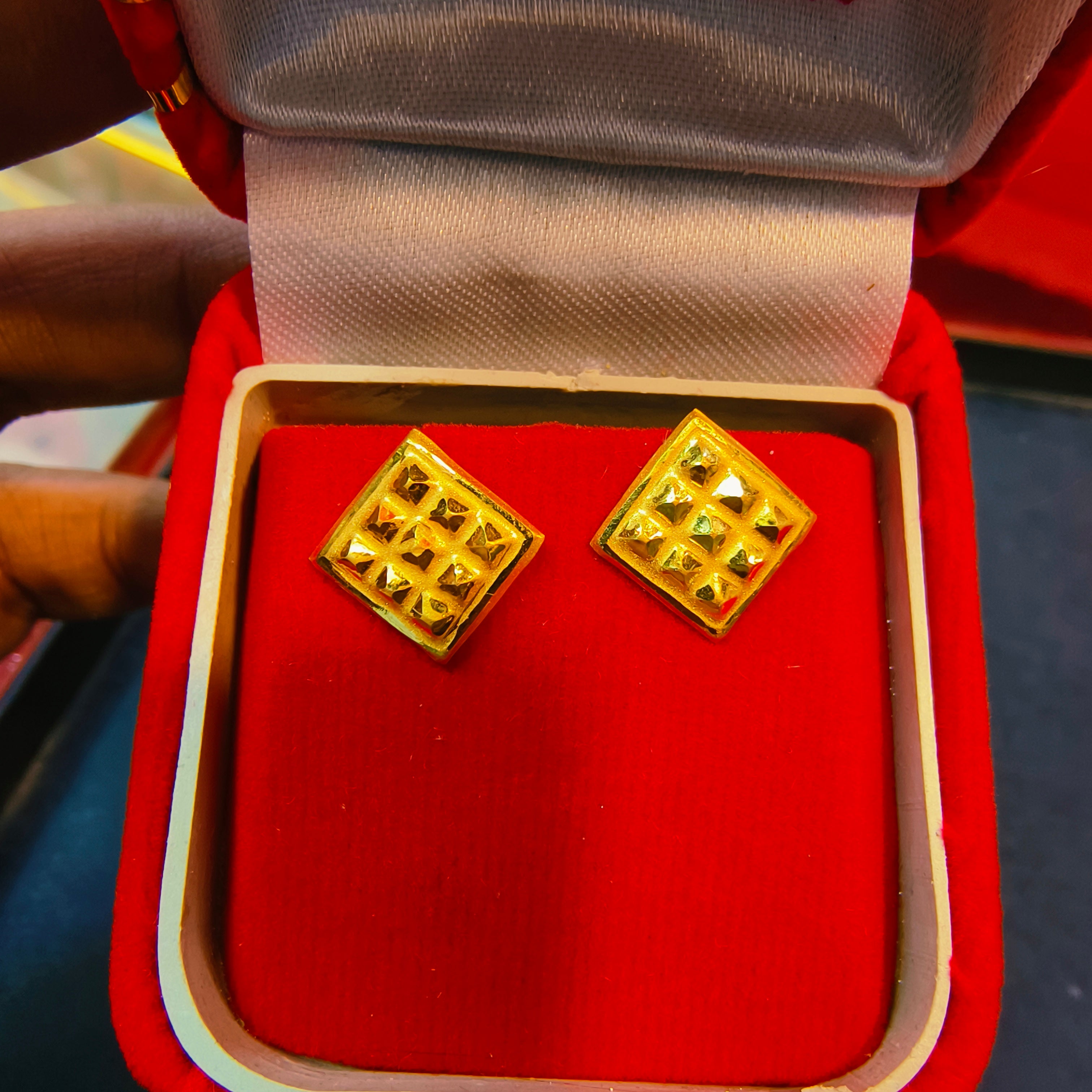 (GSE50) (50 TONCH) KDM GOLD EAR TOPS FOR GIFT PURPOSE IN MARRIAGE AND ANNIVERSARY 1 PAIR APPROX WGT: 0.300 GM