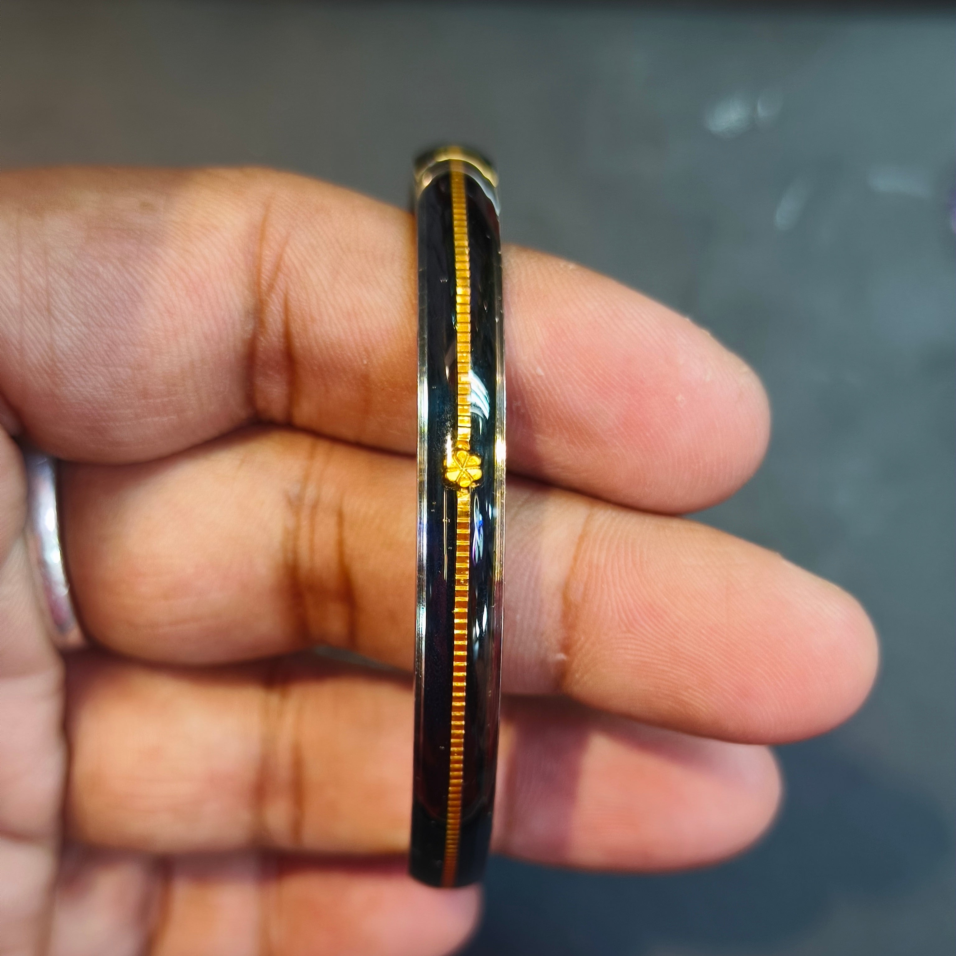 (FACEBOOK VIRAL) BLACK GLASS LAMINATED HUID HALLMARK 22KT GOLD NOA BANGLES VIRAL NOA 1 PIECE APP. WGT: 0.100 - 0.150 GM WITH PURITY CARD ( FUTURE EXCHANGE VALUE  RS 1000) WITH ANY JEWELLERY FOR LIFETIME