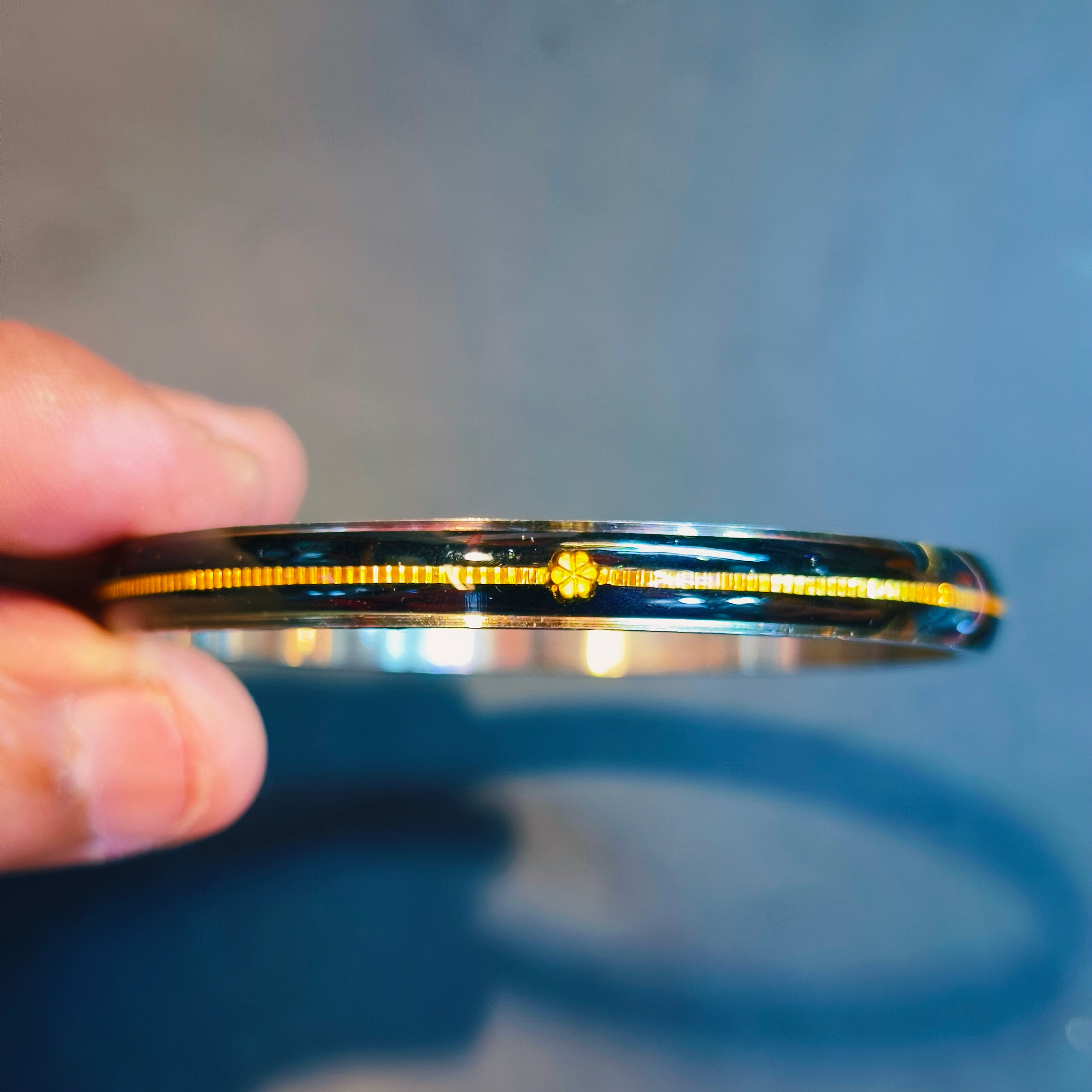 (FACEBOOK VIRAL) BLACK GLASS LAMINATED HUID HALLMARK 22KT GOLD NOA BANGLES VIRAL NOA 1 PIECE APP. WGT: 0.100 - 0.150 GM WITH PURITY CARD ( FUTURE EXCHANGE VALUE  RS 1000) WITH ANY JEWELLERY FOR LIFETIME