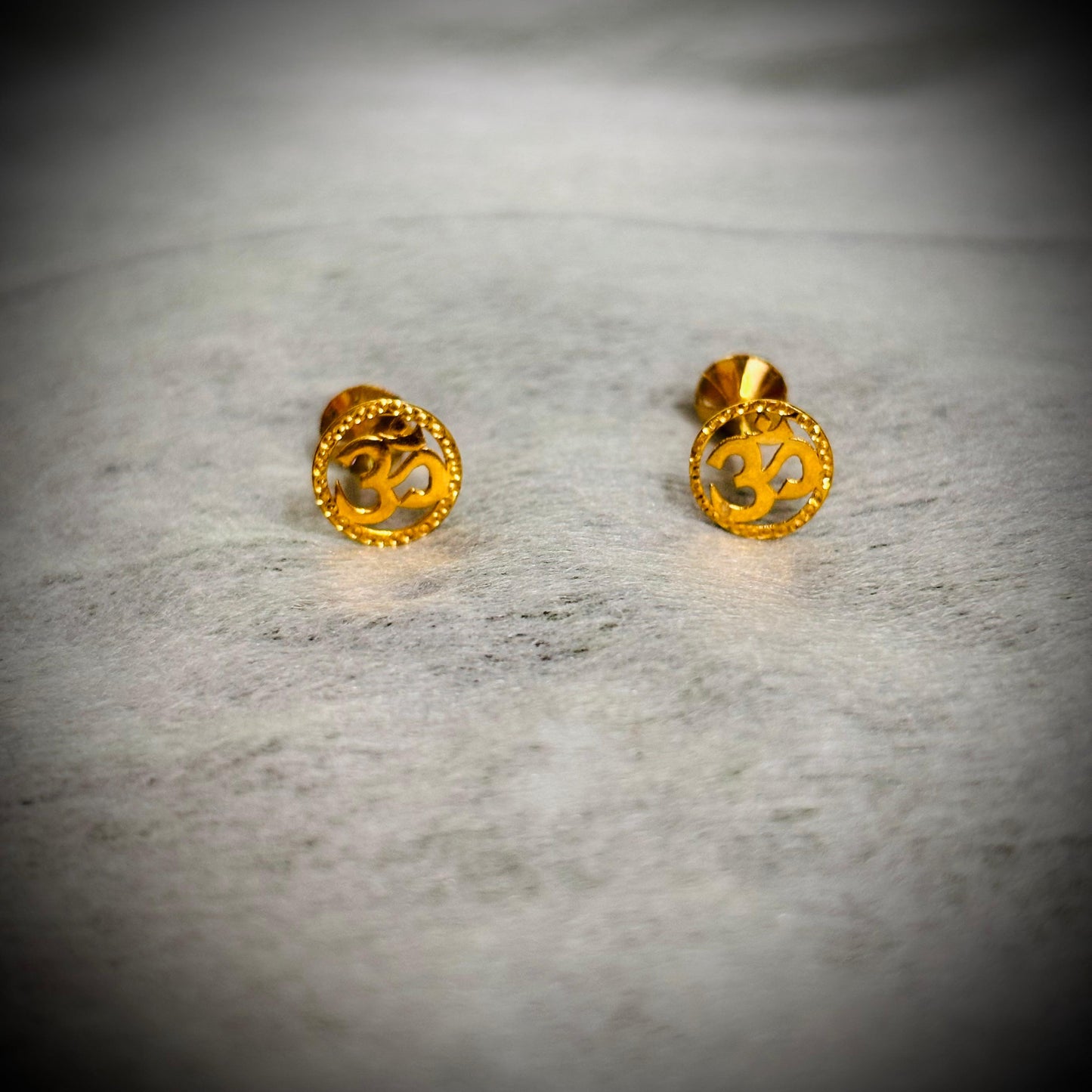 (RP-NP) APPROX GROSS WGT: 1.120 GM PAPER CASTING DESIGN HALLMARK 18KT GOLD STUD TOPS CZ 1 PAIR (DUAL SIDE WEAR) REGULAR WEAR BY RAJLAXMI.