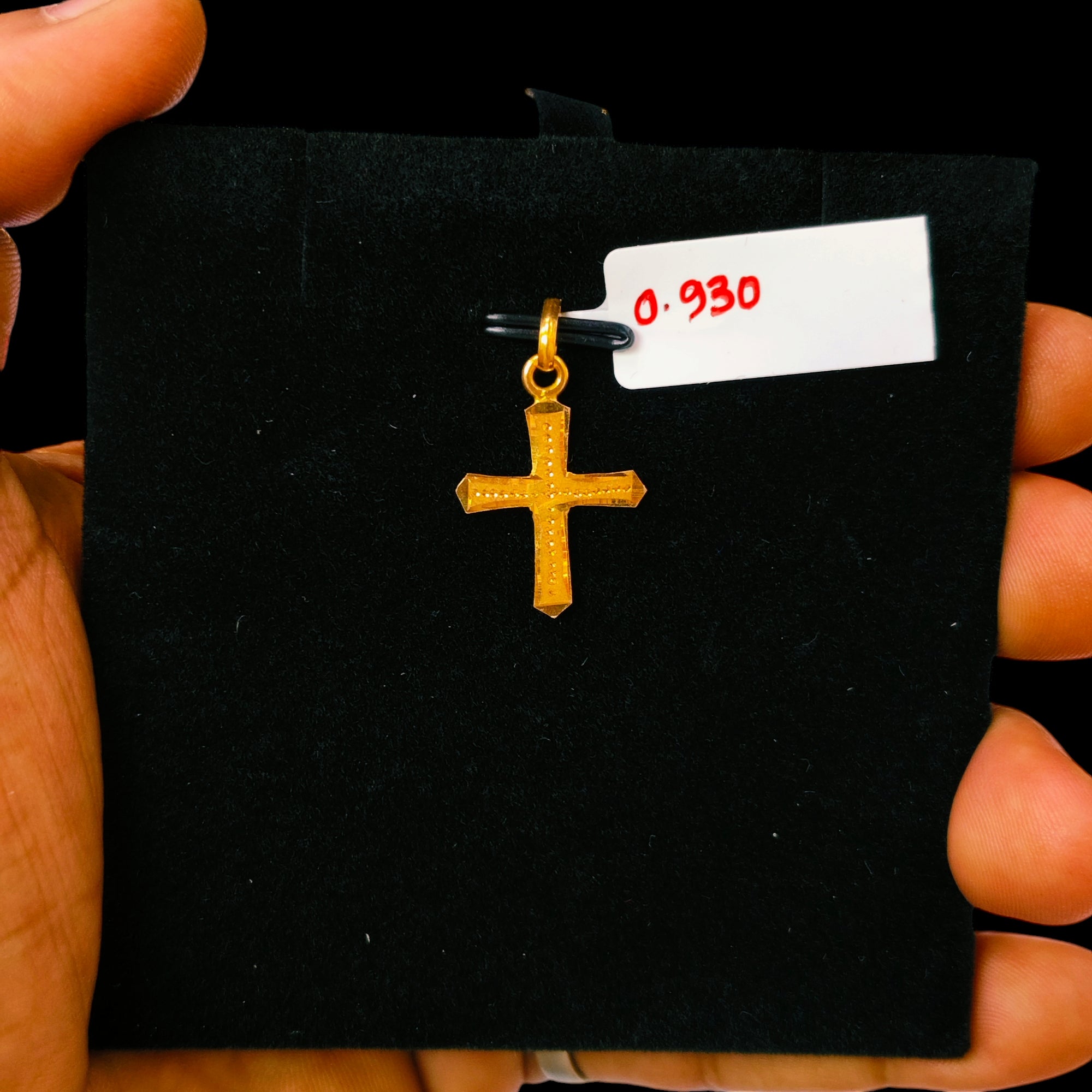 (GLC22) TRJ WGT: 0.930 GM APPROX 22KT HUID HALLMARK GOLD LOCKET 1 PIECE WITH ADJUSTABLE TASSEL.