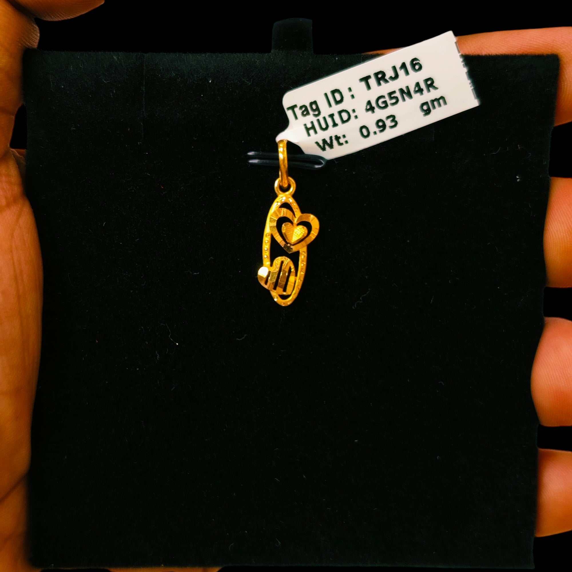 (GLC22) TRJ WGT: 0.930 GM APPROX 22KT HUID HALLMARK GOLD LOCKET 1 PIECE WITH ADJUSTABLE TASSEL.