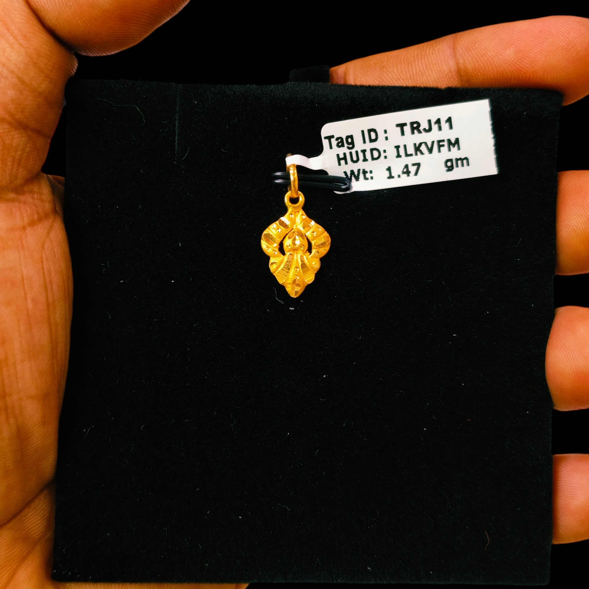 (GLC22) TRJ WGT: 1.470 GM APPROX 22KT HUID HALLMARK GOLD LOCKET 1 PIECE WITH ADJUSTABLE TASSEL.