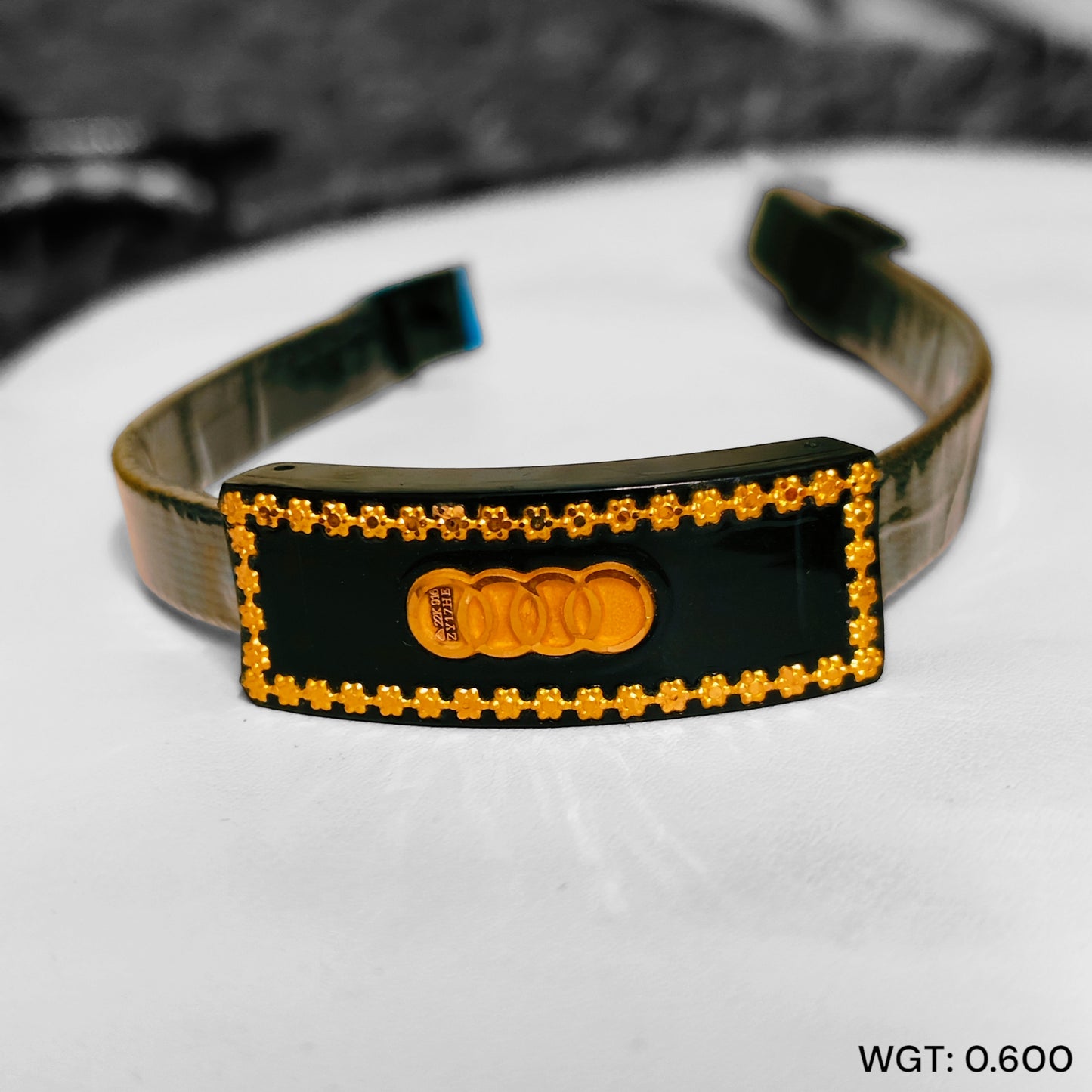 TRJ WGT: 0.600 GM APPROX 22KT HUID HALLMARK GOLD UNISEX GENZY BRACELET 1 PIECE WITH BLACK BAND (ADJUSTABLE SIZE).