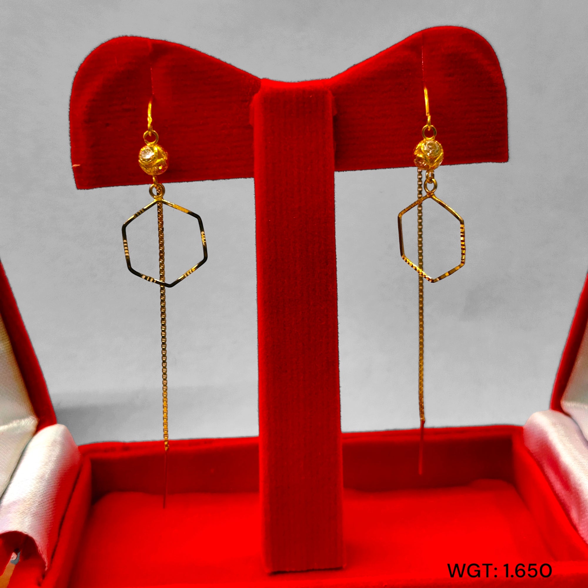 5% CASHBACK OFFER (GSD) TRJ WGT: 1.650 GM APPROX 18KT HALLMARK GOLD SUI DHAGA EARRINGS 1 PAIR FOR DAILY WEAR.