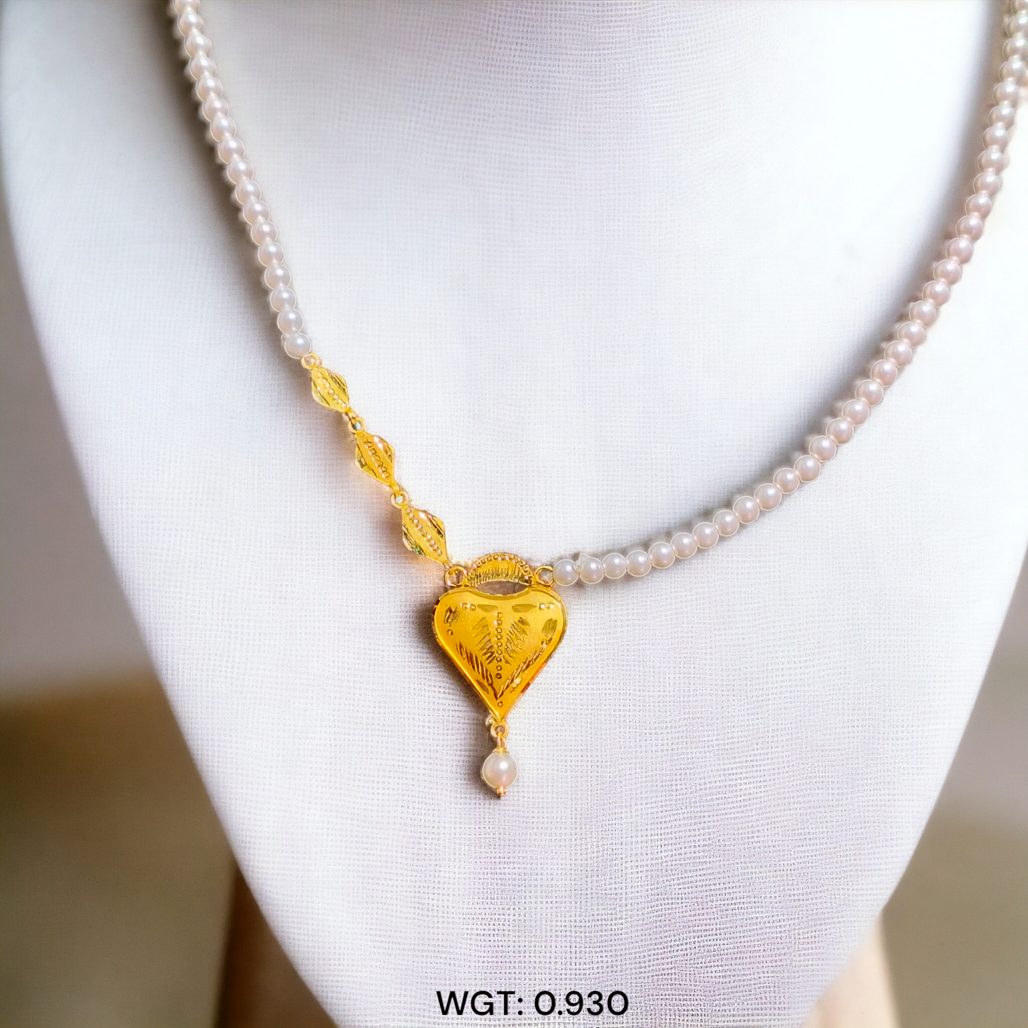 (GPM) TRJ WGT: 0.930 GM APPROX HUID HALLMARK 22KT GOLD MOTI PENDANT 1 PIECE.