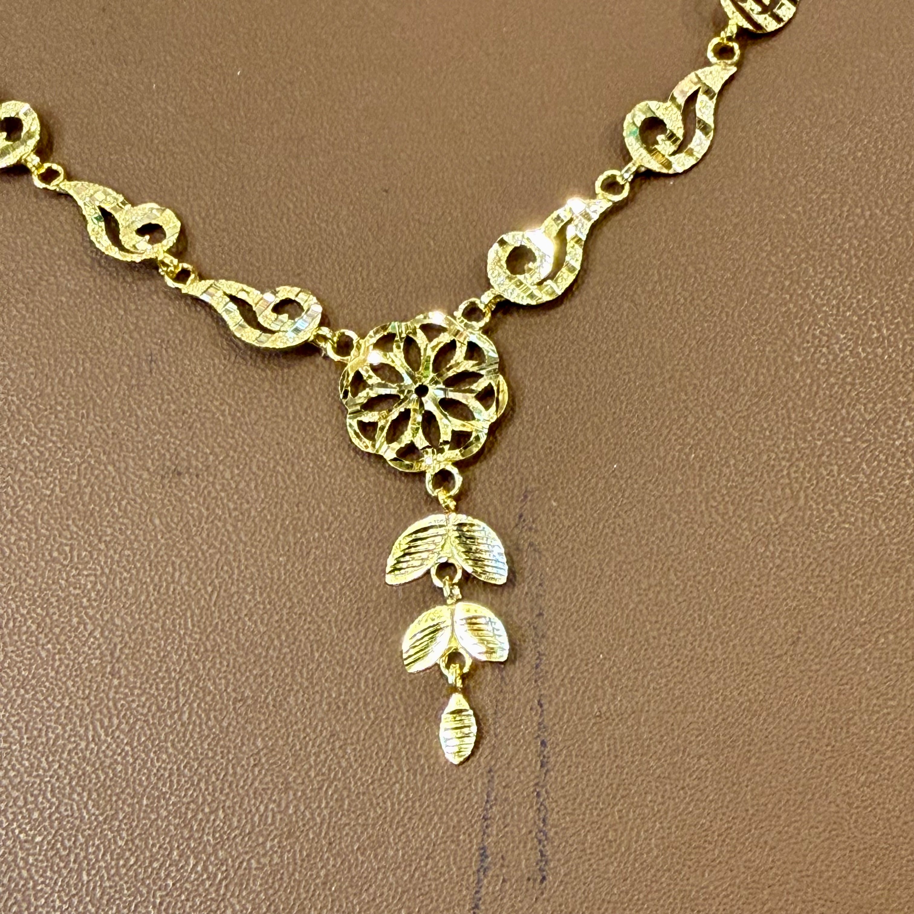 GOLD CHOKER NECKLACE- (WGT: 2.290 GM APPROX) BIS CERTIFIED HUID HALLMARK 375 9KT GOLD NECKLACE 1 PIECE FOR WOMEN.
