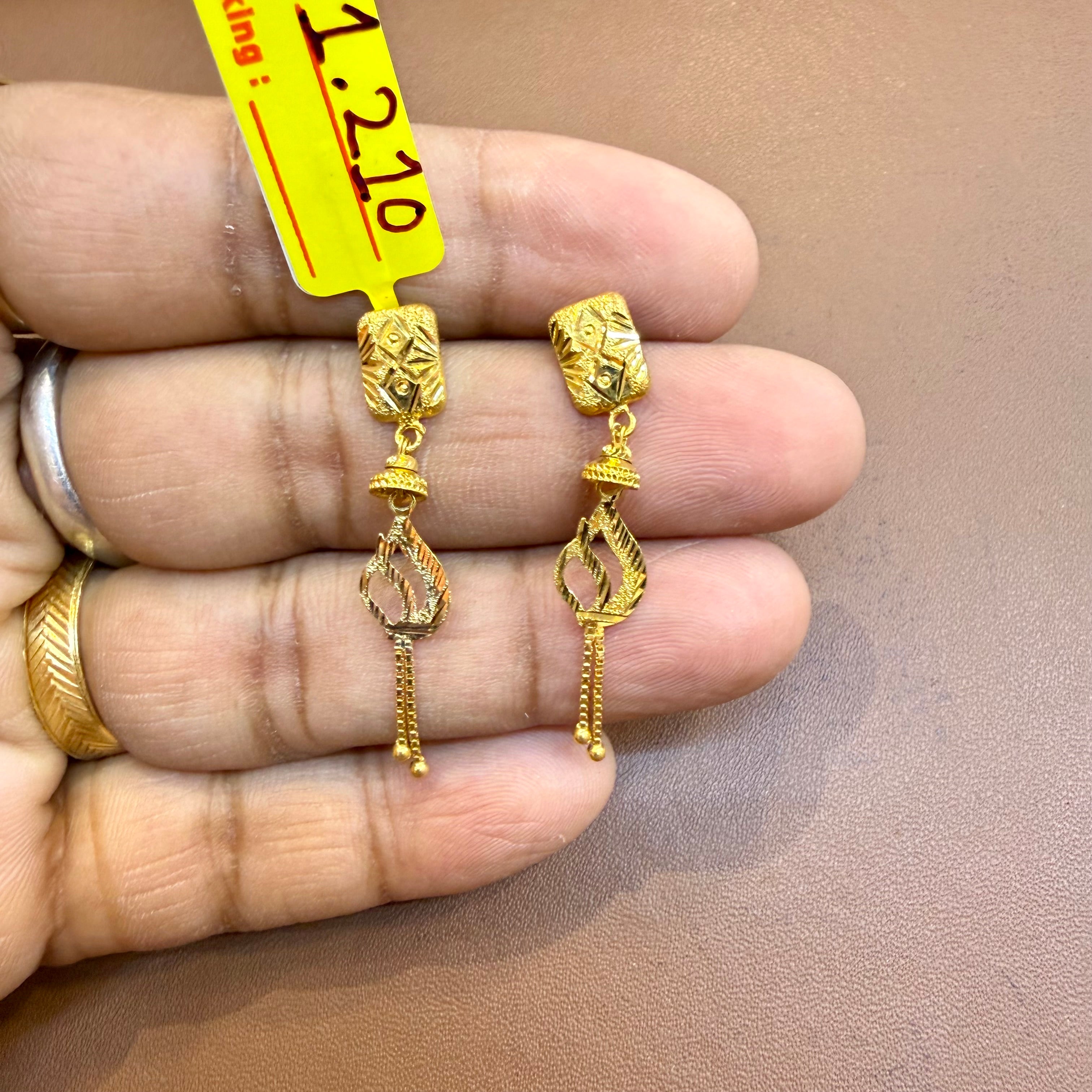 GOLD EARRINGS- WGT: 1.210 GM APPROX BIS CERTIFIED HUID HALLMARK 375 9KT GOLD EARRINGS 1 PAIR FOR WOMEN.