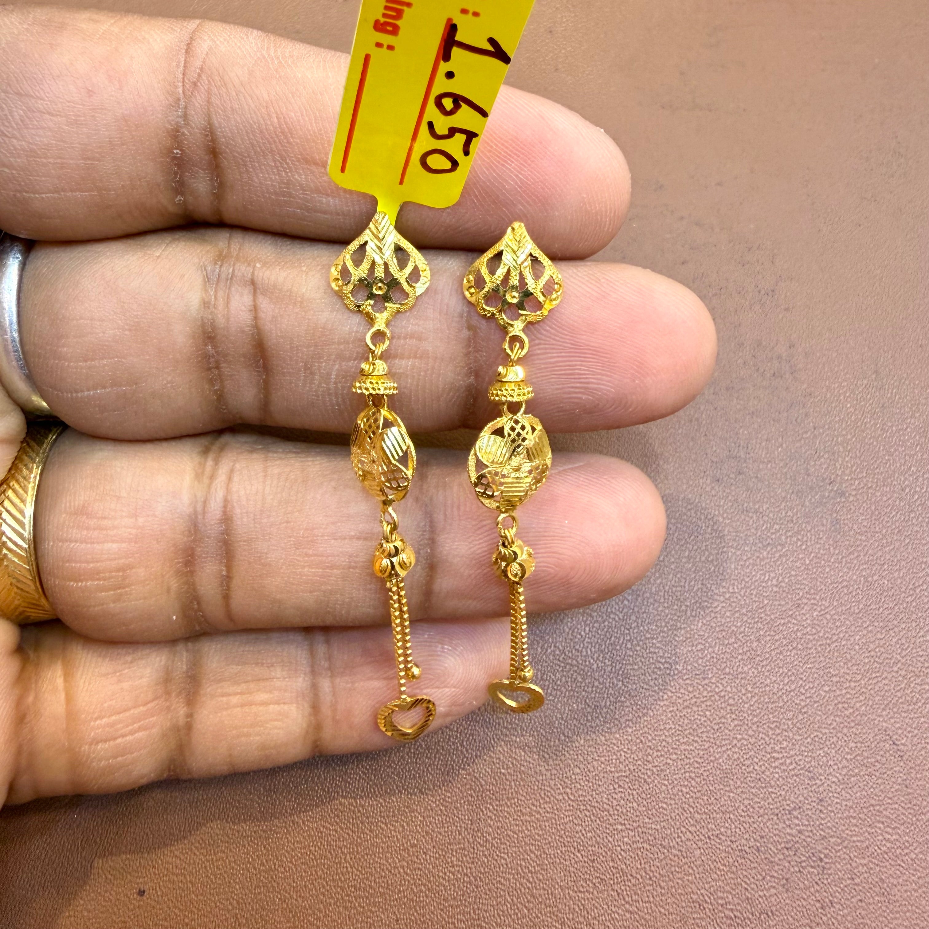 GOLD EARRINGS- WGT: 1.650 GM APPROX BIS CERTIFIED HUID HALLMARK 375 9KT GOLD EARRINGS 1 PAIR FOR WOMEN.