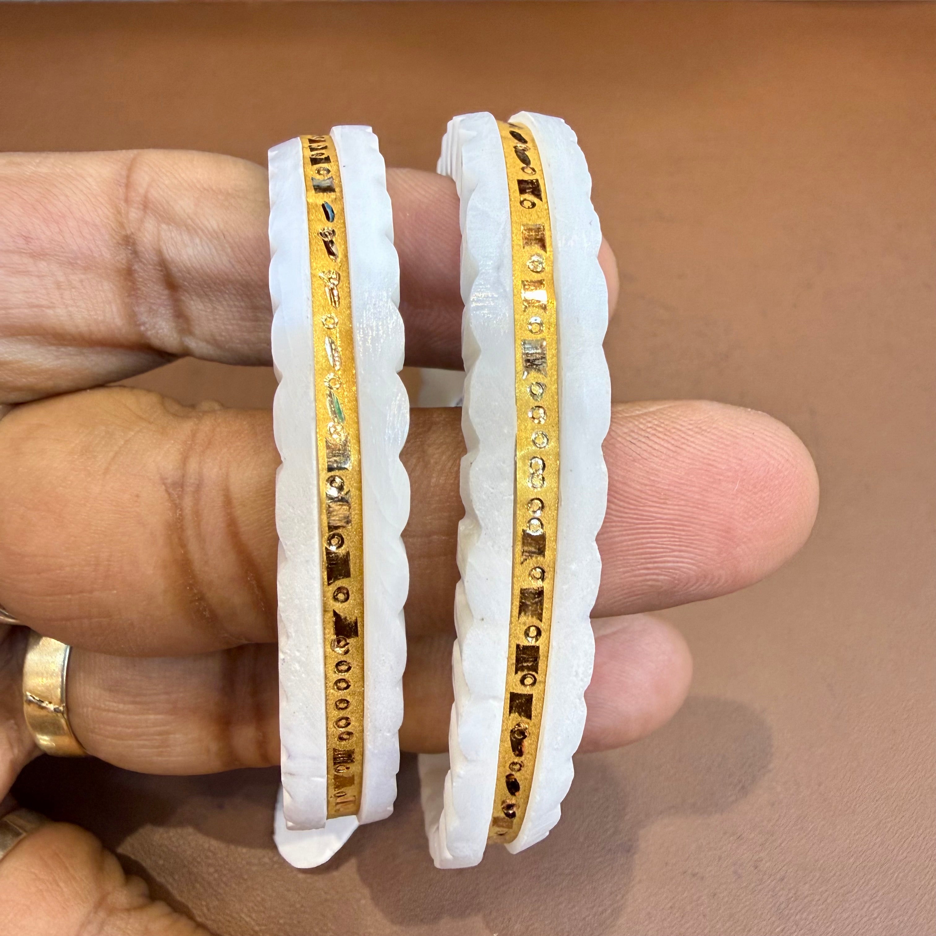 SAKHA BADHANO- (SIZE:25) WGT: 1.150 GM APPROX BIS CERTIFIED HUID HALLMARK 916 22KT GOLD SAKHA BADHANO BANGLES 1 PAIR DESIGN FOR REGULAR USE.
