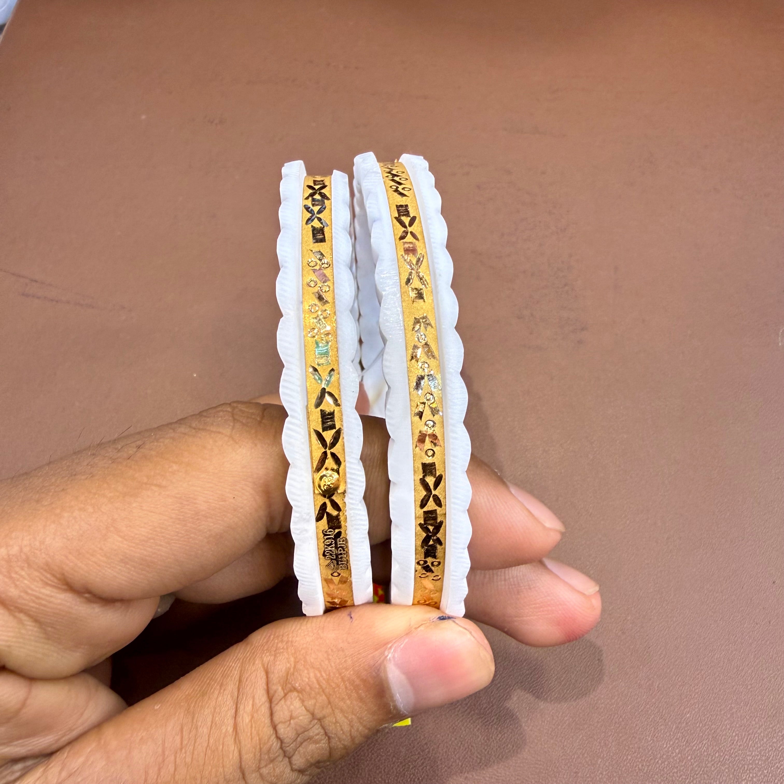 SAKHA BADHANO- (SIZE:26) WGT: 1.480 GM APPROX HUID HALLMARK 22KT GOLD SAKHA BADHANO BANGLES 1 PAIR DESIGN FOR REGULAR USE.