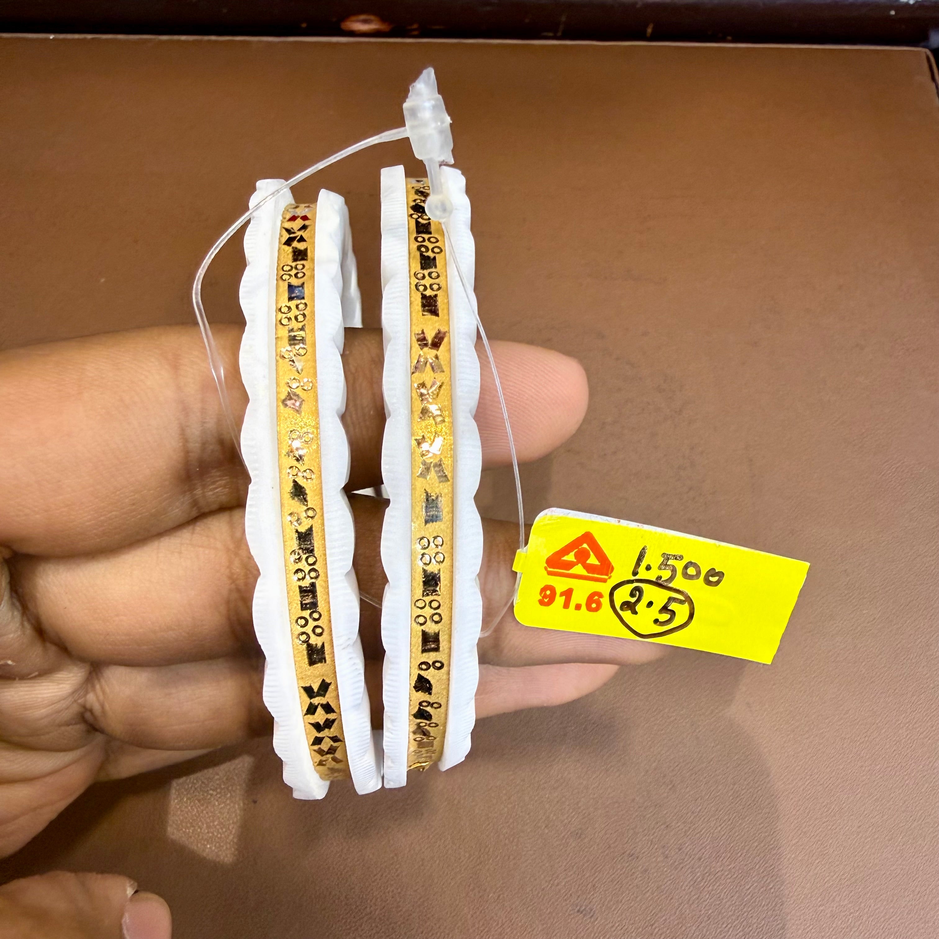 SAKHA BADHANO- (SIZE:25) WGT: 1.500 GM APPROX HUID HALLMARK 22KT GOLD SAKHA BADHANO BANGLES 1 PAIR DESIGN FOR REGULAR USE.