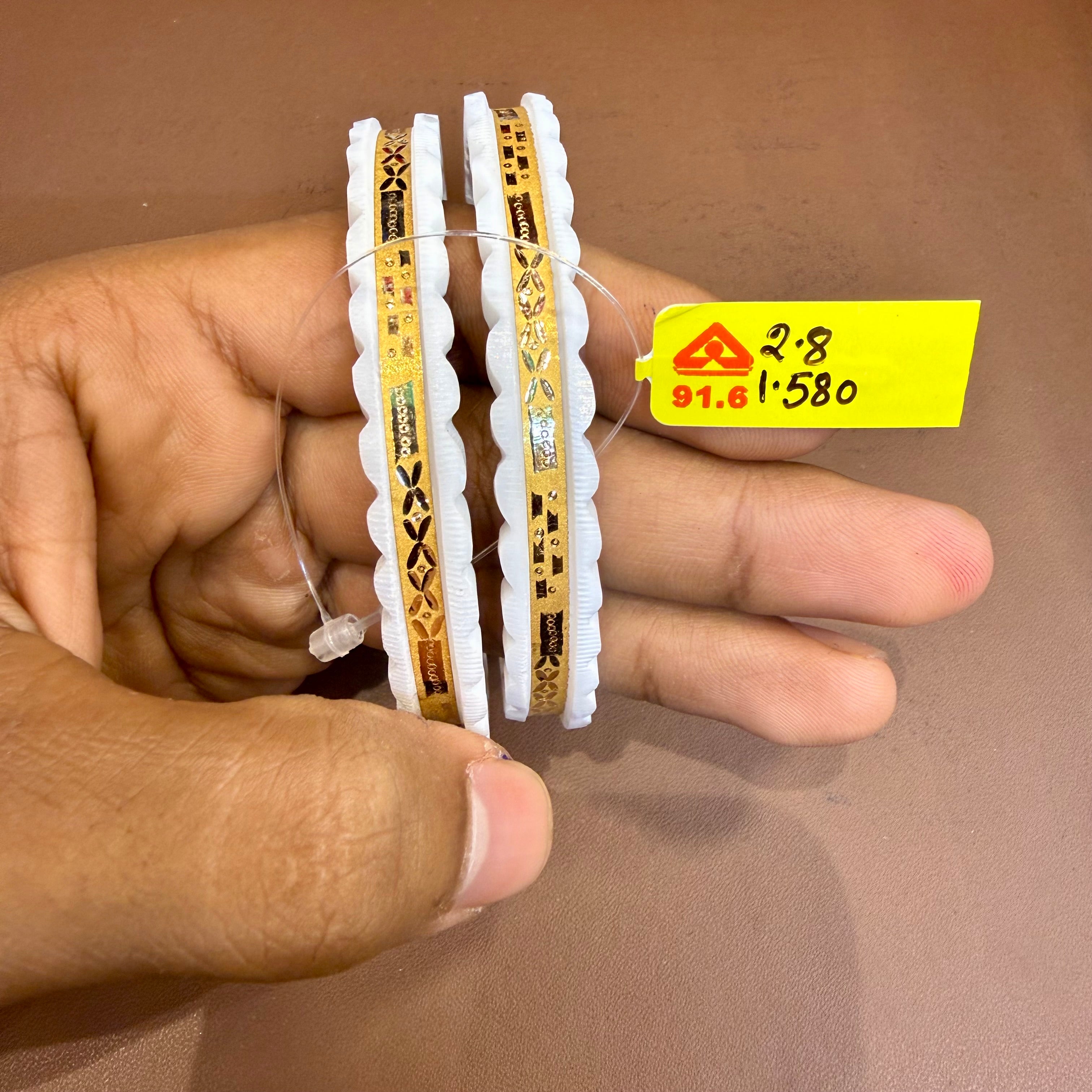 SAKHA BADHANO- (SIZE:28) WGT: 1.580 GM APPROX HUID HALLMARK 22KT GOLD SAKHA BADHANO BANGLES 1 PAIR DESIGN FOR REGULAR USE.
