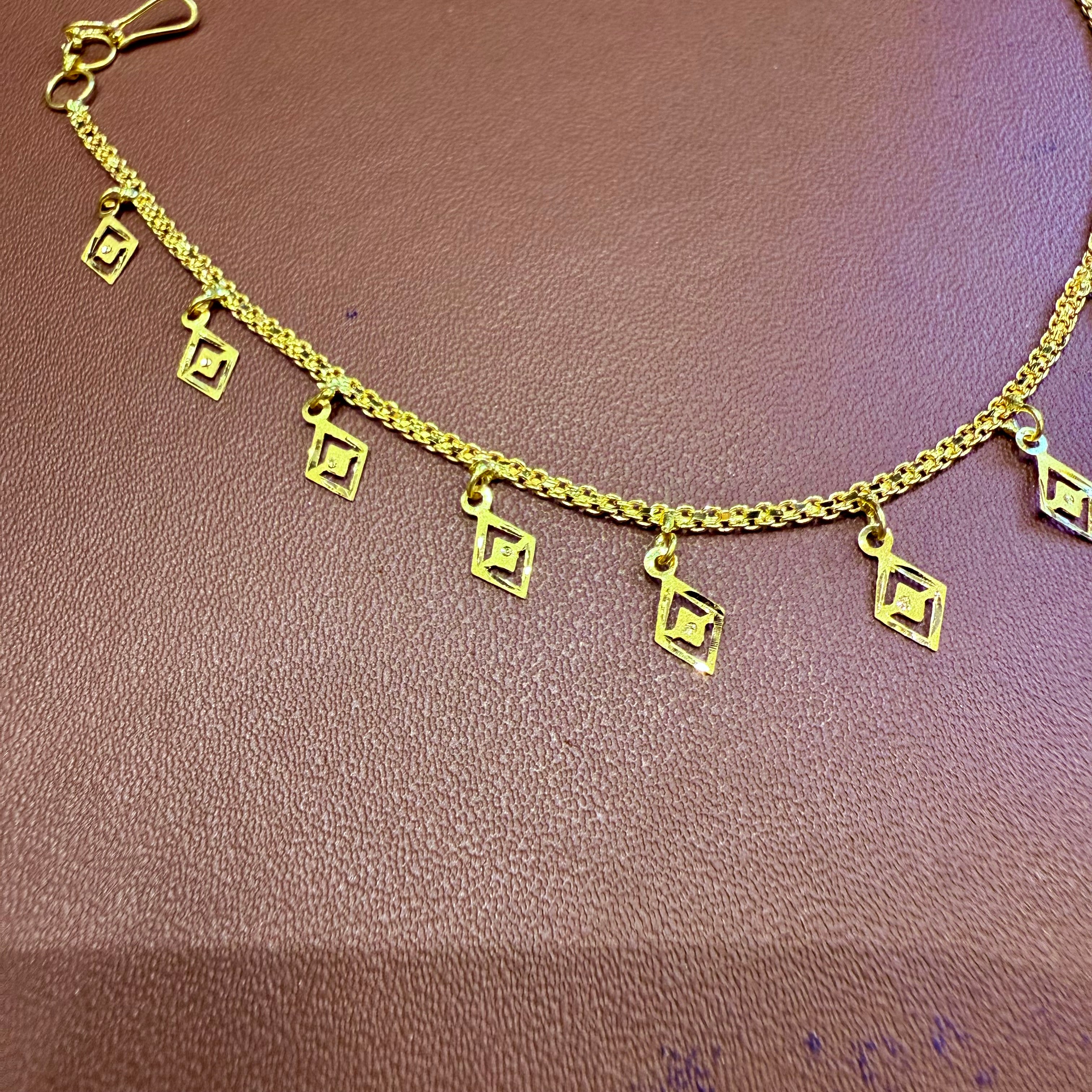 GOLD WRISTLET-  7.5 INCH (WGT: 2.460 GM APPROX) BIS CERTIFIED HUID HALLMARK 916 22KT GOLD WRISTLET 1 PIECE FOR WOMEN (ADJUSTABLE HOOP).