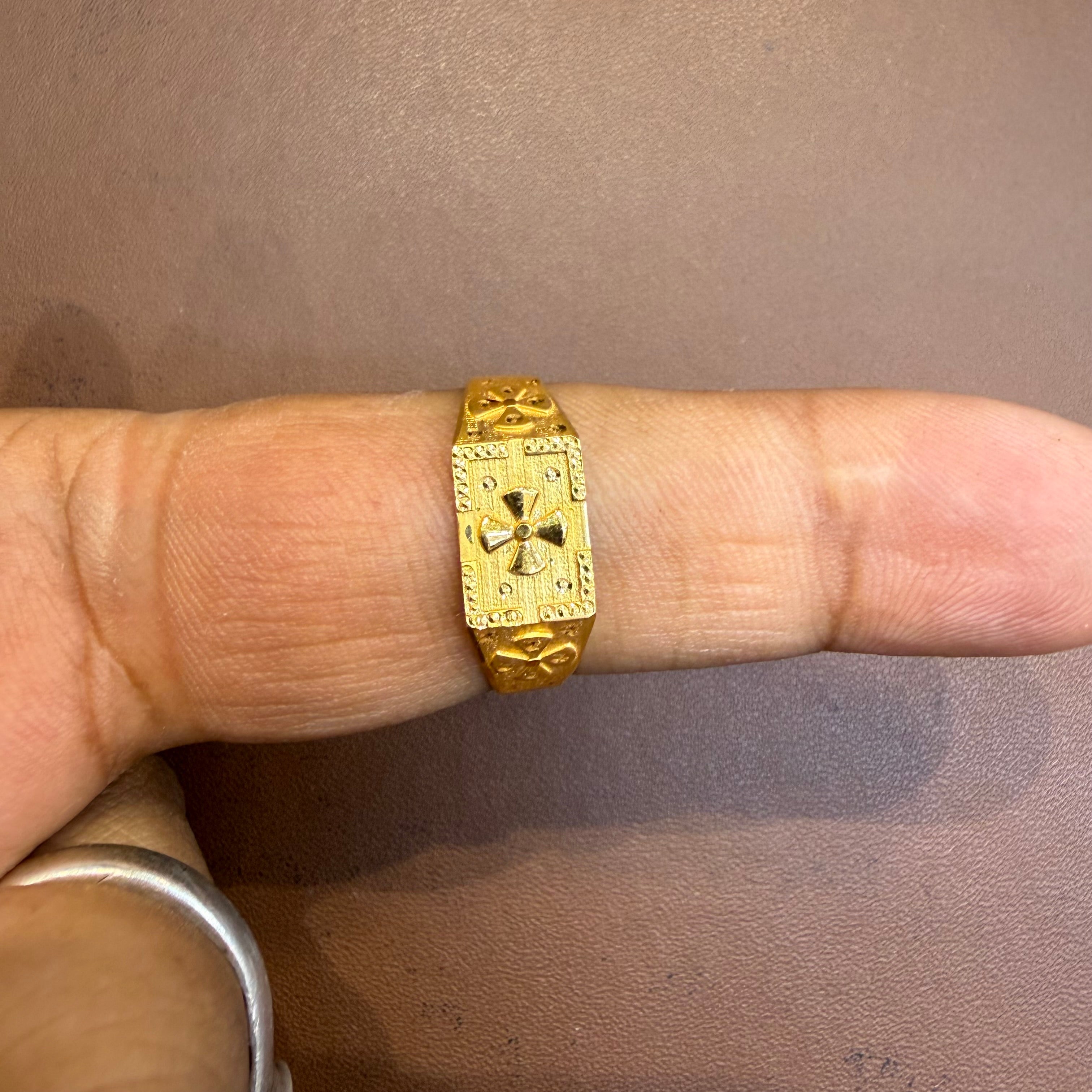 GENTS RING- SIZE:22 (WGT: 2.060 GM APPROX) BIS CERTIFIED HUID HALLMARK 916 22KT GOLD GENTS FINGER RING FOR MEN 1 PIECE.