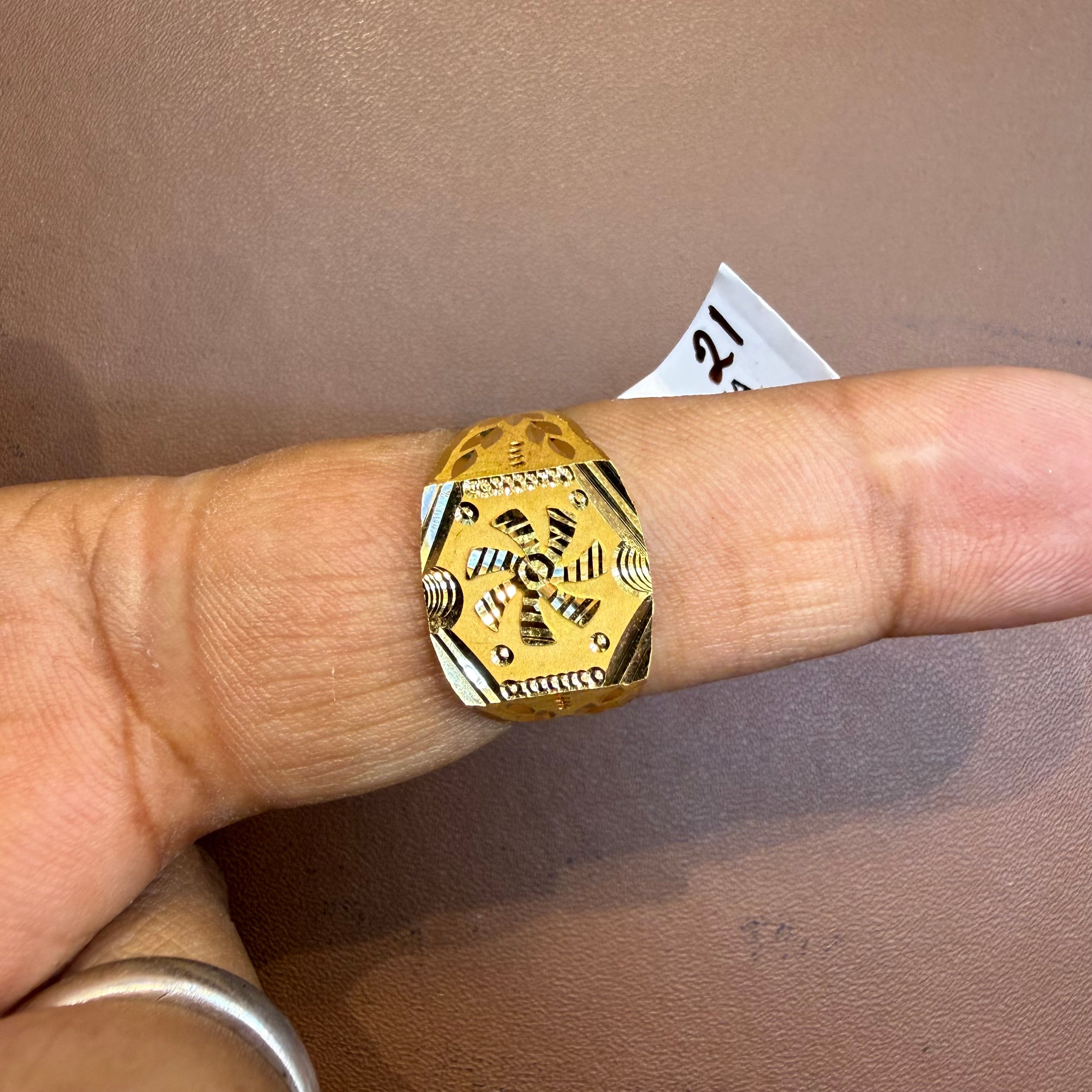 GENTS RING- SIZE:21 (WGT: 2.990 GM APPROX) BIS CERTIFIED HUID HALLMARK 916 22KT GOLD GENTS FINGER RING FOR MEN 1 PIECE.