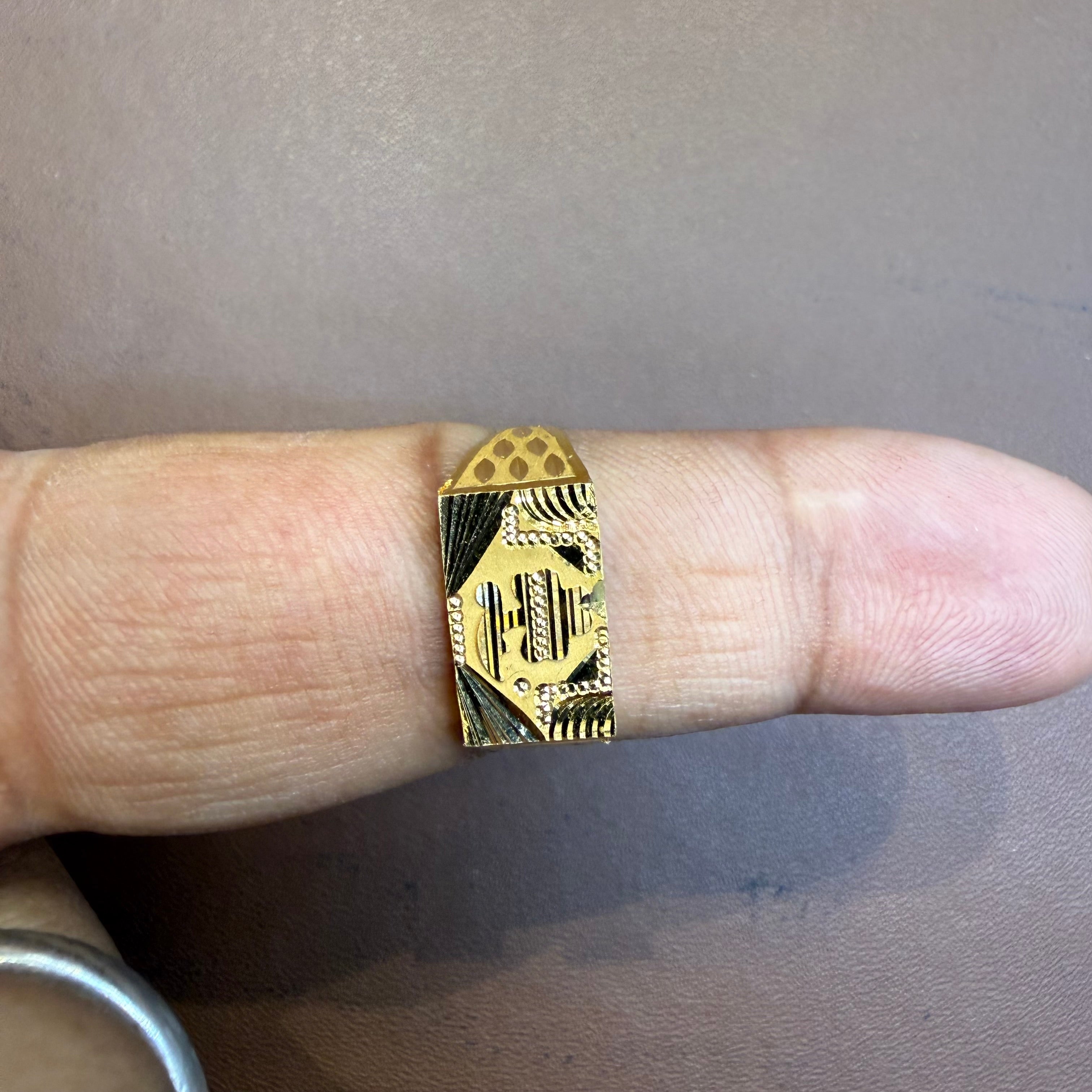 GENTS RING- SIZE:18 (WGT: 1.510 GM APPROX) BIS CERTIFIED HUID HALLMARK 916 22KT GOLD GENTS FINGER RING FOR MEN 1 PIECE.