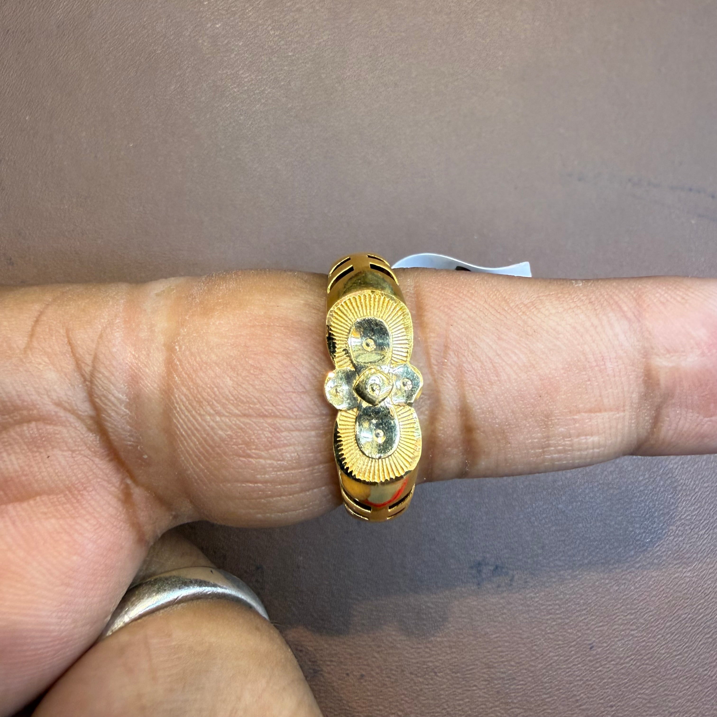 GENTS RING- SIZE:23 (WGT: 2.400 GM APPROX) BIS CERTIFIED HUID HALLMARK 916 22KT GOLD GENTS FINGER RING FOR MEN 1 PIECE.