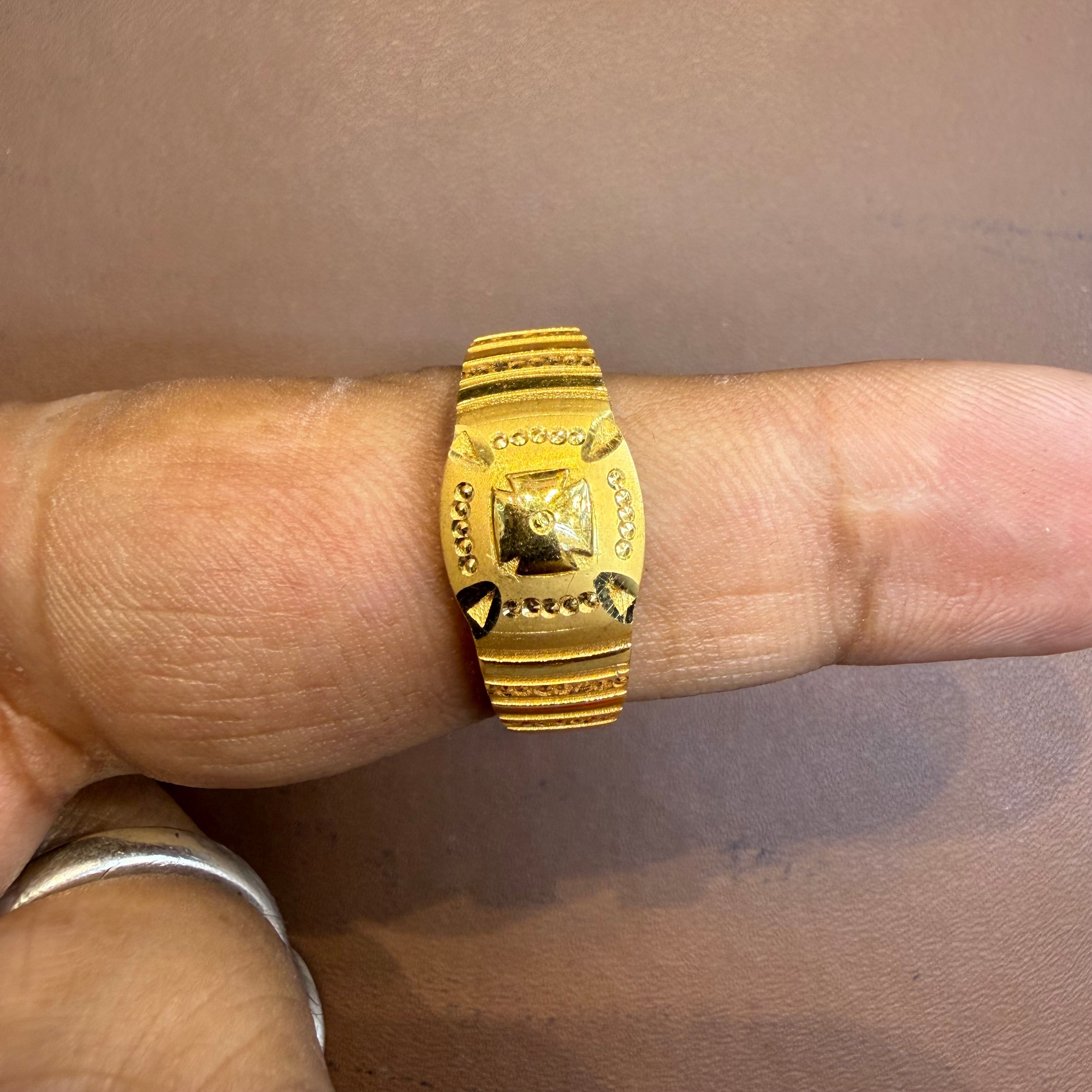 GENTS RING- SIZE:23 (WGT: 2.550 GM APPROX) BIS CERTIFIED HUID HALLMARK 916 22KT GOLD GENTS FINGER RING FOR MEN 1 PIECE.