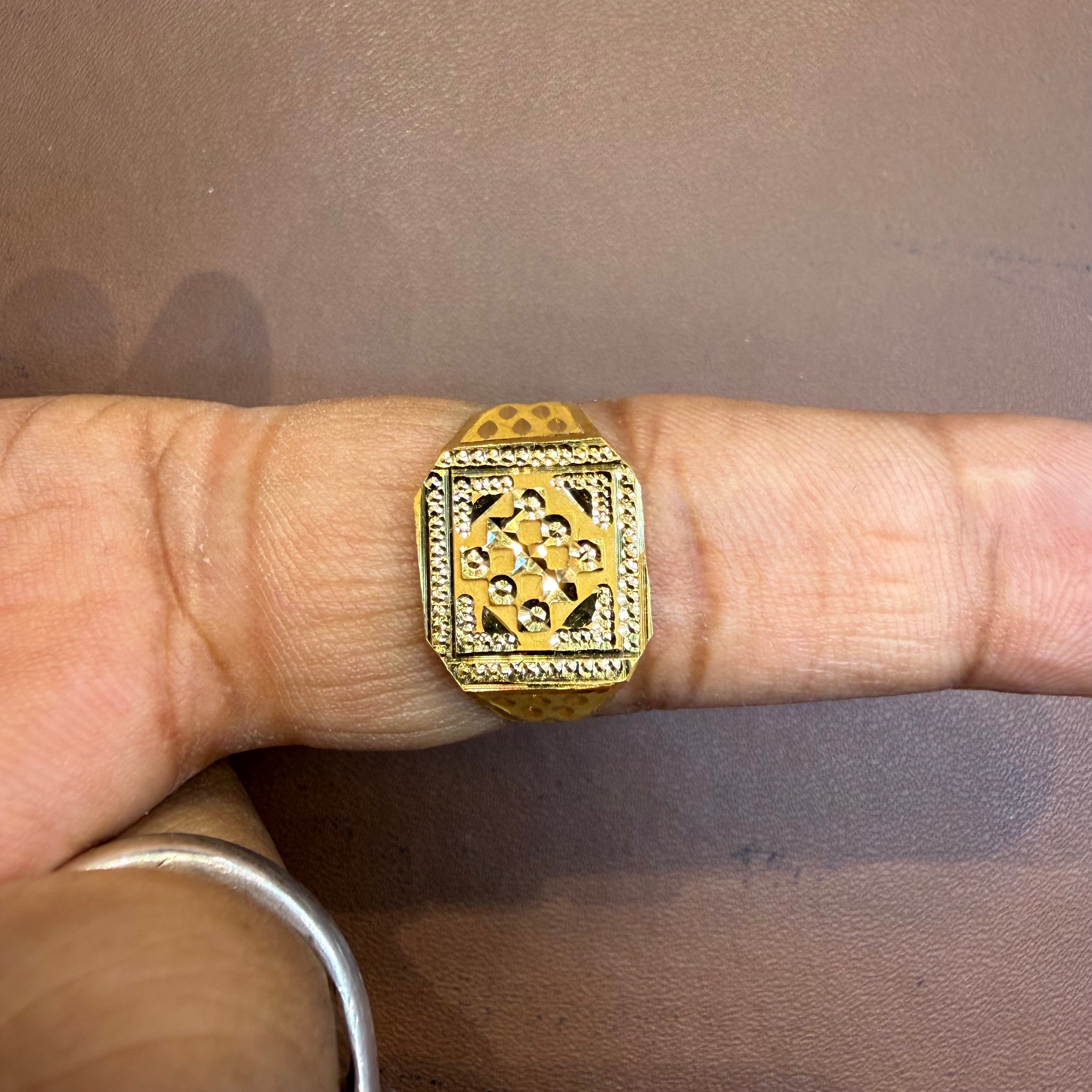 GENTS RING- SIZE:23 (WGT: 2.290 GM APPROX) BIS CERTIFIED HUID HALLMARK 916 22KT GOLD GENTS FINGER RING FOR MEN 1 PIECE.