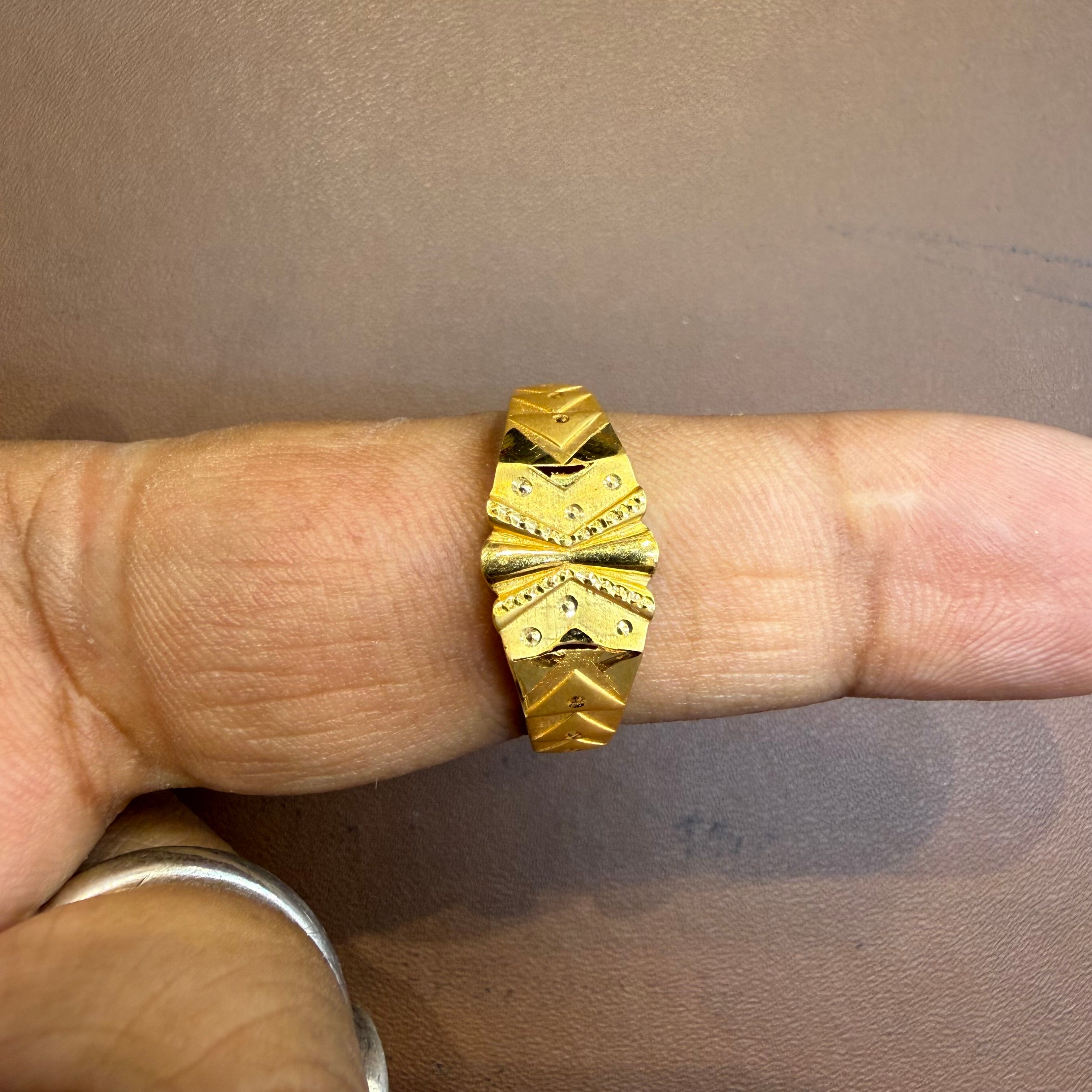 GENTS RING- SIZE:23 (WGT: 2.230 GM APPROX) BIS CERTIFIED HUID HALLMARK 916 22KT GOLD GENTS FINGER RING FOR MEN 1 PIECE.