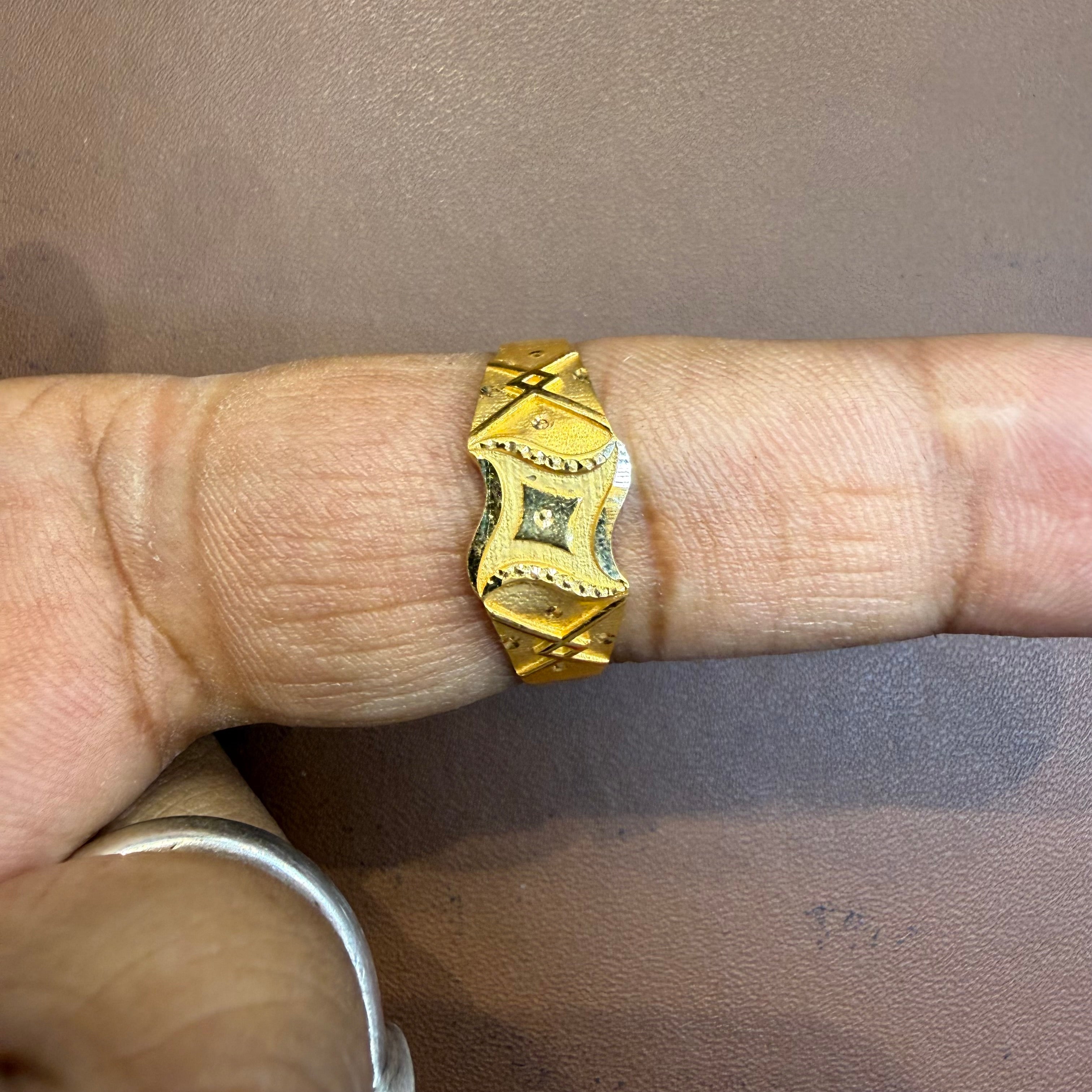 GENTS RING- SIZE:21 (WGT: 1.740 GM APPROX) BIS CERTIFIED HUID HALLMARK 916 22KT GOLD GENTS FINGER RING FOR MEN 1 PIECE.