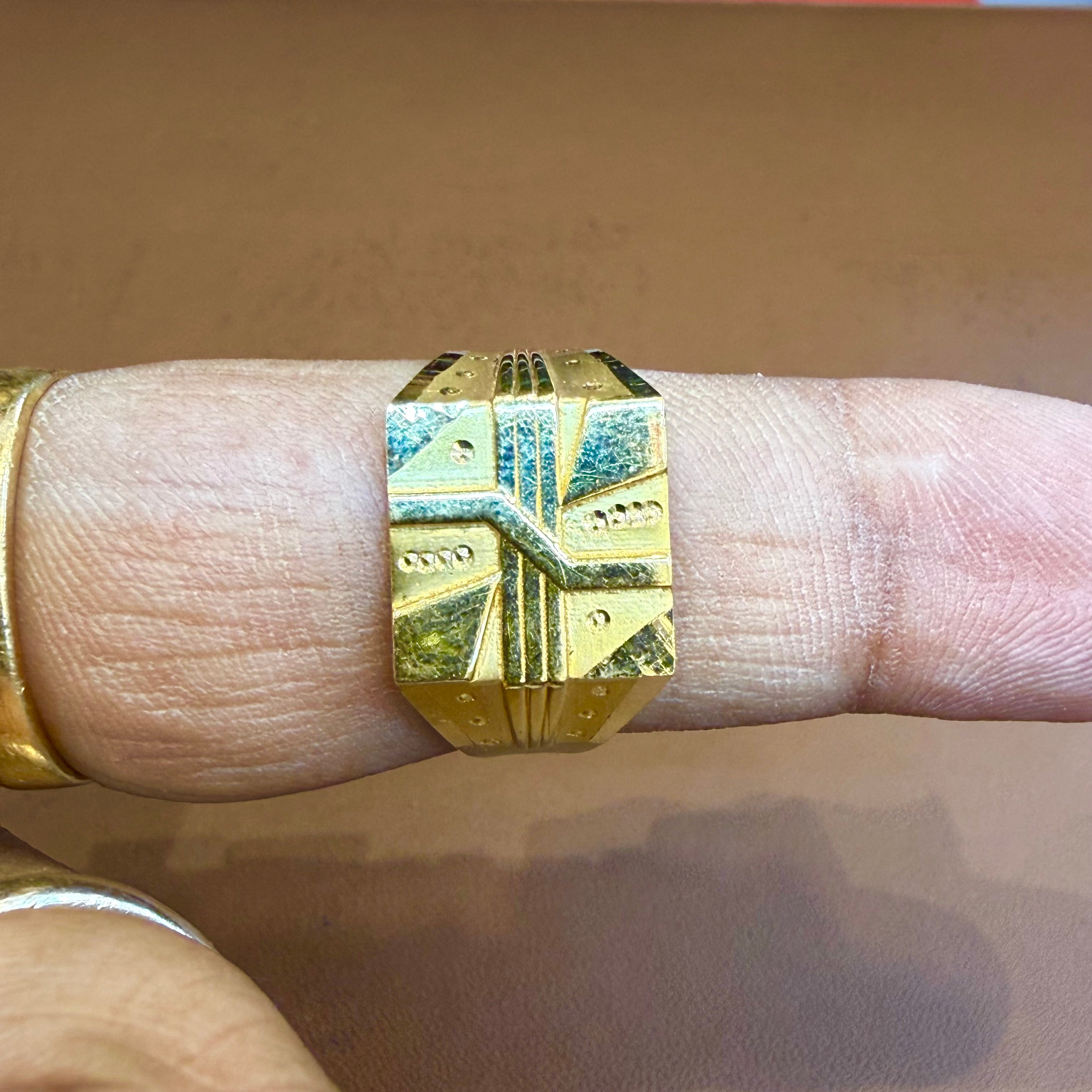 GENTS RING- SIZE:21 (WGT: 2.340 GM APPROX) BIS CERTIFIED HUID HALLMARK 916 22KT GOLD GENTS FINGER RING FOR MEN 1 PIECE.