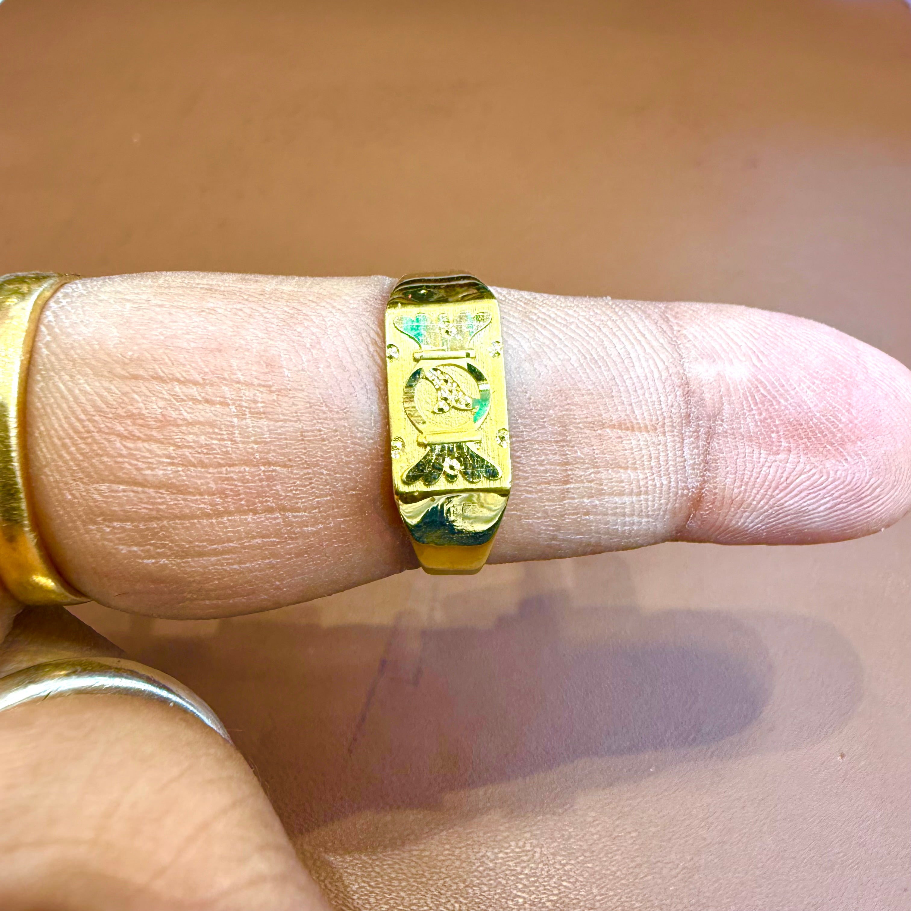 GENTS RING- SIZE:21 (WGT: 1.500 GM APPROX) BIS CERTIFIED HUID HALLMARK 916 22KT GOLD GENTS FINGER RING FOR MEN 1 PIECE.