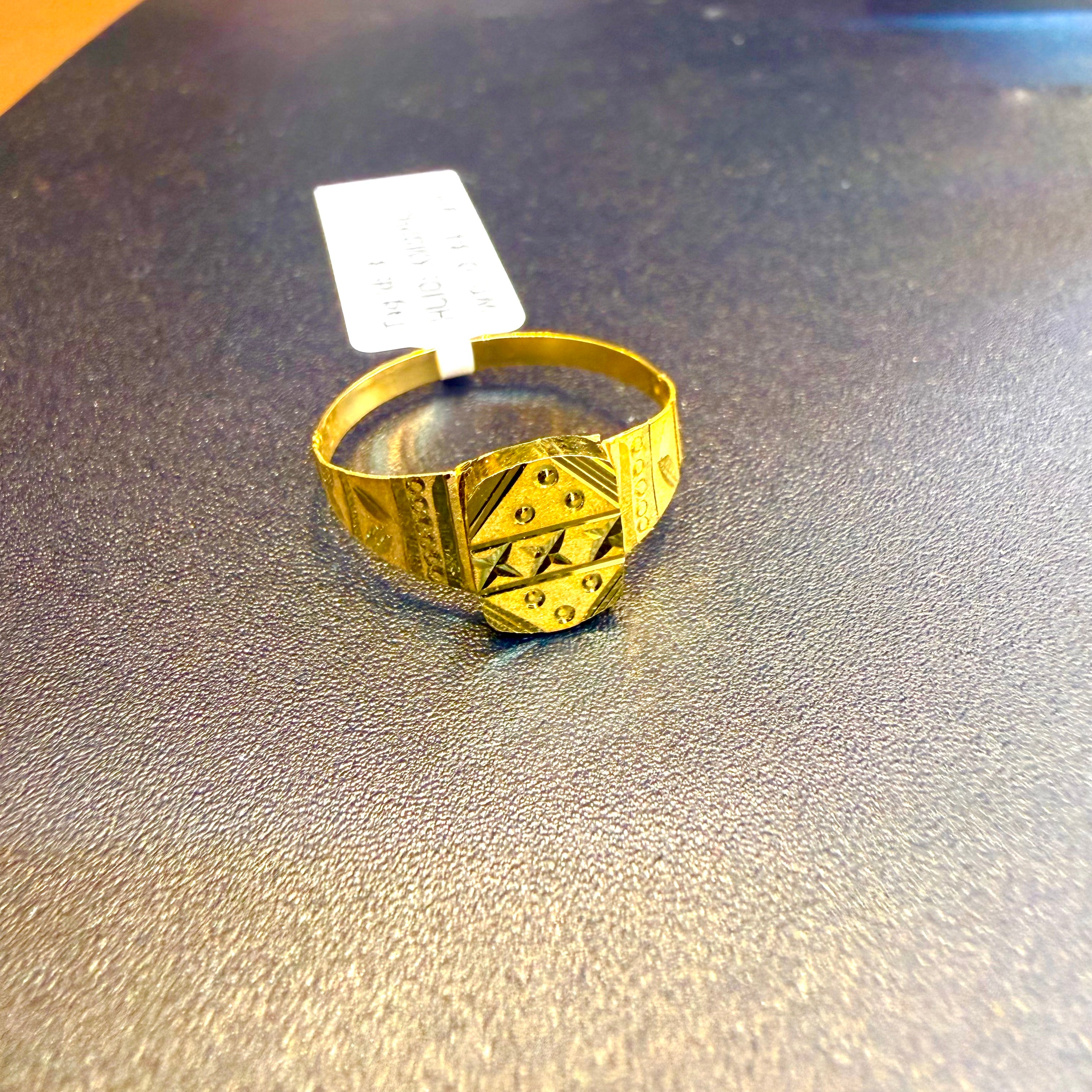 GENTS RING- TRJ (SIZE:21) WGT: 0.840 GM APPROX BIS CERTIFIED HUID HALLMARK 375 9KT GOLD FINGER RING FOR MEN 1 PIECE.