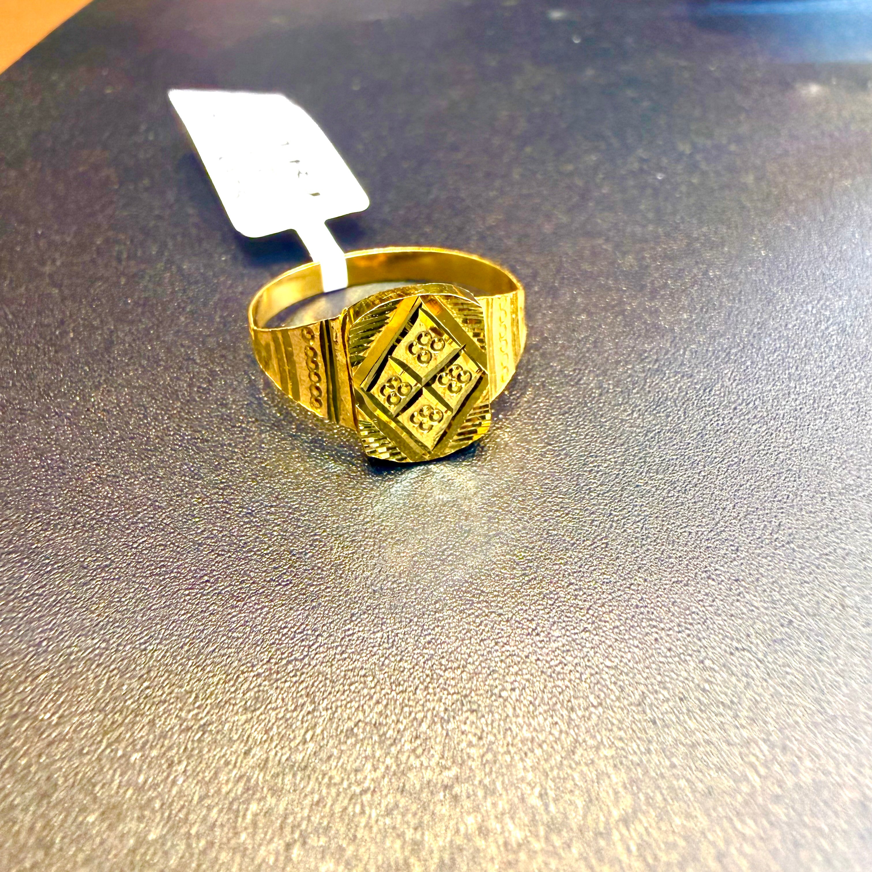 GENTS RING- TRJ (SIZE:22) WGT: 1.010 GM APPROX BIS CERTIFIED HUID HALLMARK 375 9KT GOLD FINGER RING FOR MEN 1 PIECE.