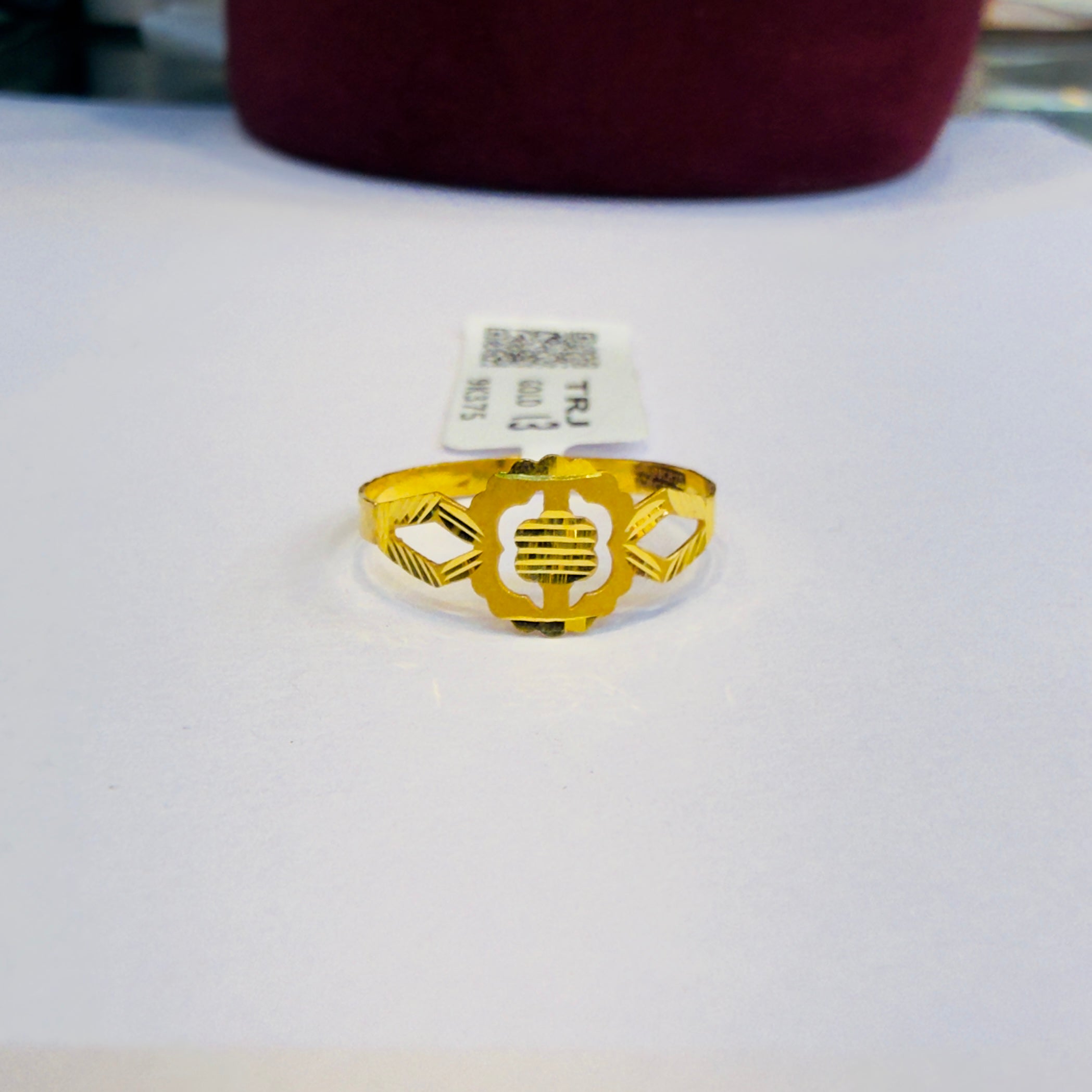 LADIES RING- (SIZE: 11) WGT: 0.510 GM APPROX BIS CERTIFIED HUID HALLMARK 375 9KT GOLD FINGER RING FOR WOMEN 1 PIECE FOR REGULAR USE.