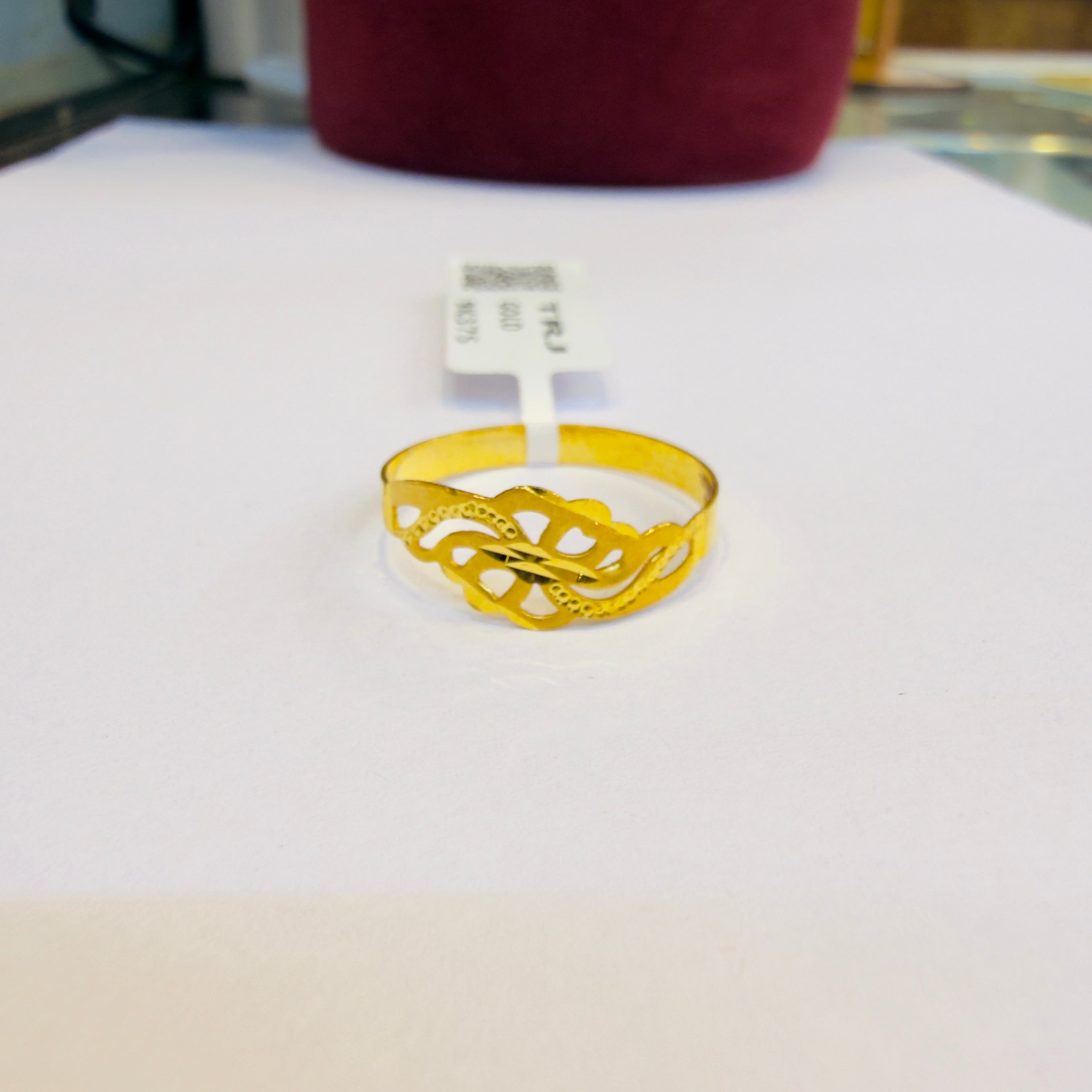 LADIES RING- (SIZE: 17) WGT: 0.780 GM APPROX BIS CERTIFIED HUID HALLMARK 375 9KT GOLD FINGER RING FOR WOMEN 1 PIECE FOR REGULAR USE.