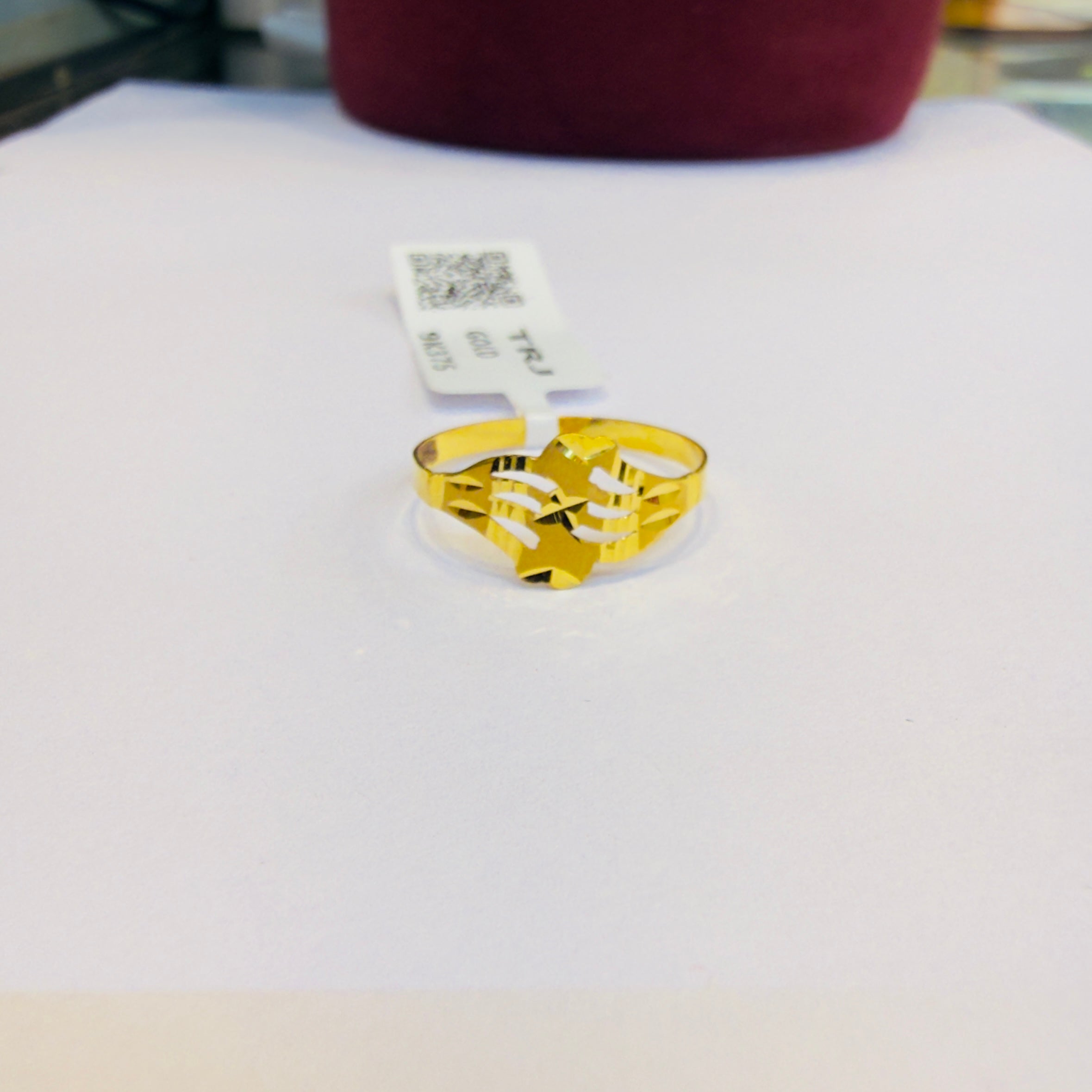 LADIES RING- (SIZE: 11) WGT: 0.500 GM APPROX BIS CERTIFIED HUID HALLMARK 375 9KT GOLD FINGER RING FOR WOMEN 1 PIECE FOR REGULAR USE.