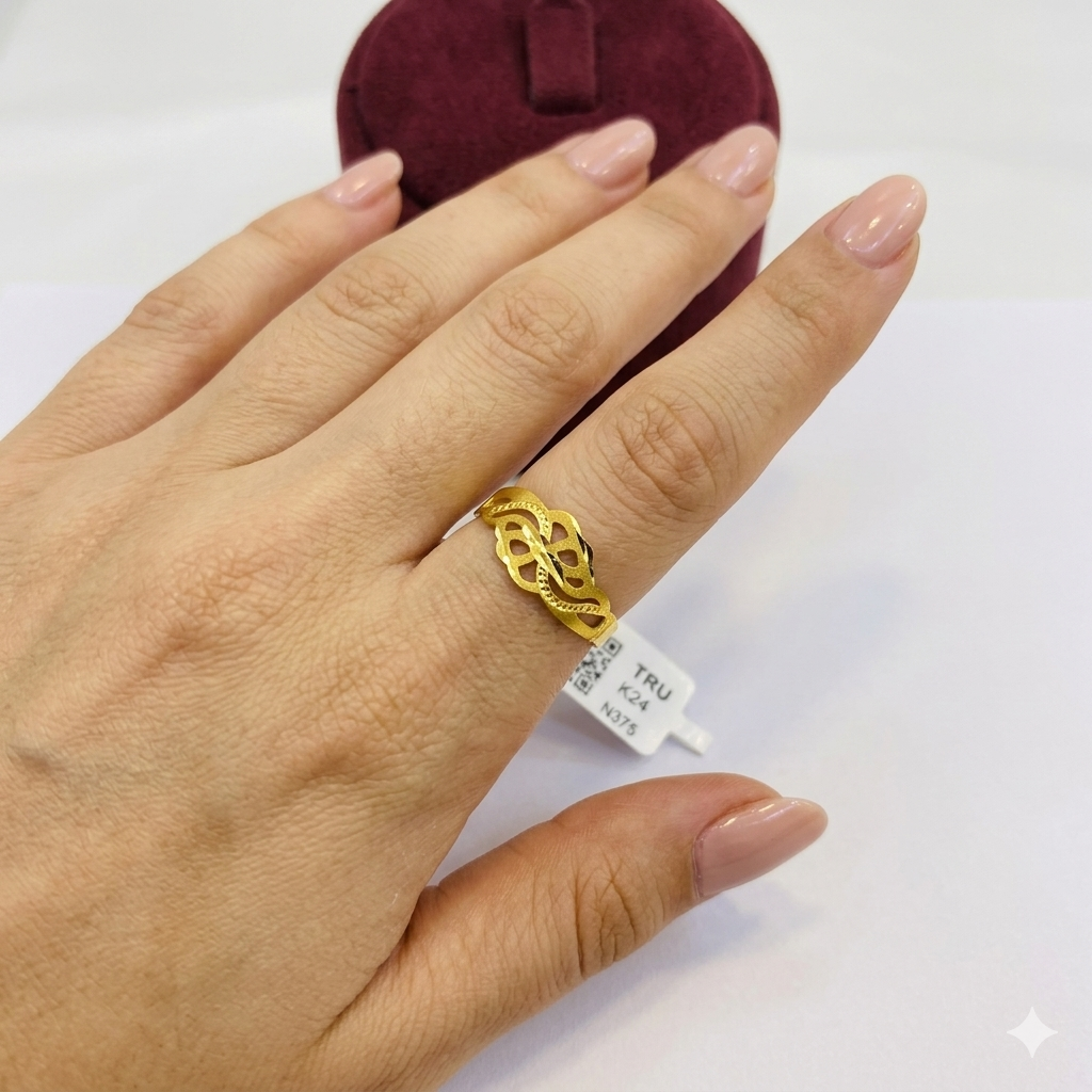 LADIES RING- (SIZE: 17) WGT: 0.780 GM APPROX BIS CERTIFIED HUID HALLMARK 375 9KT GOLD FINGER RING FOR WOMEN 1 PIECE FOR REGULAR USE.
