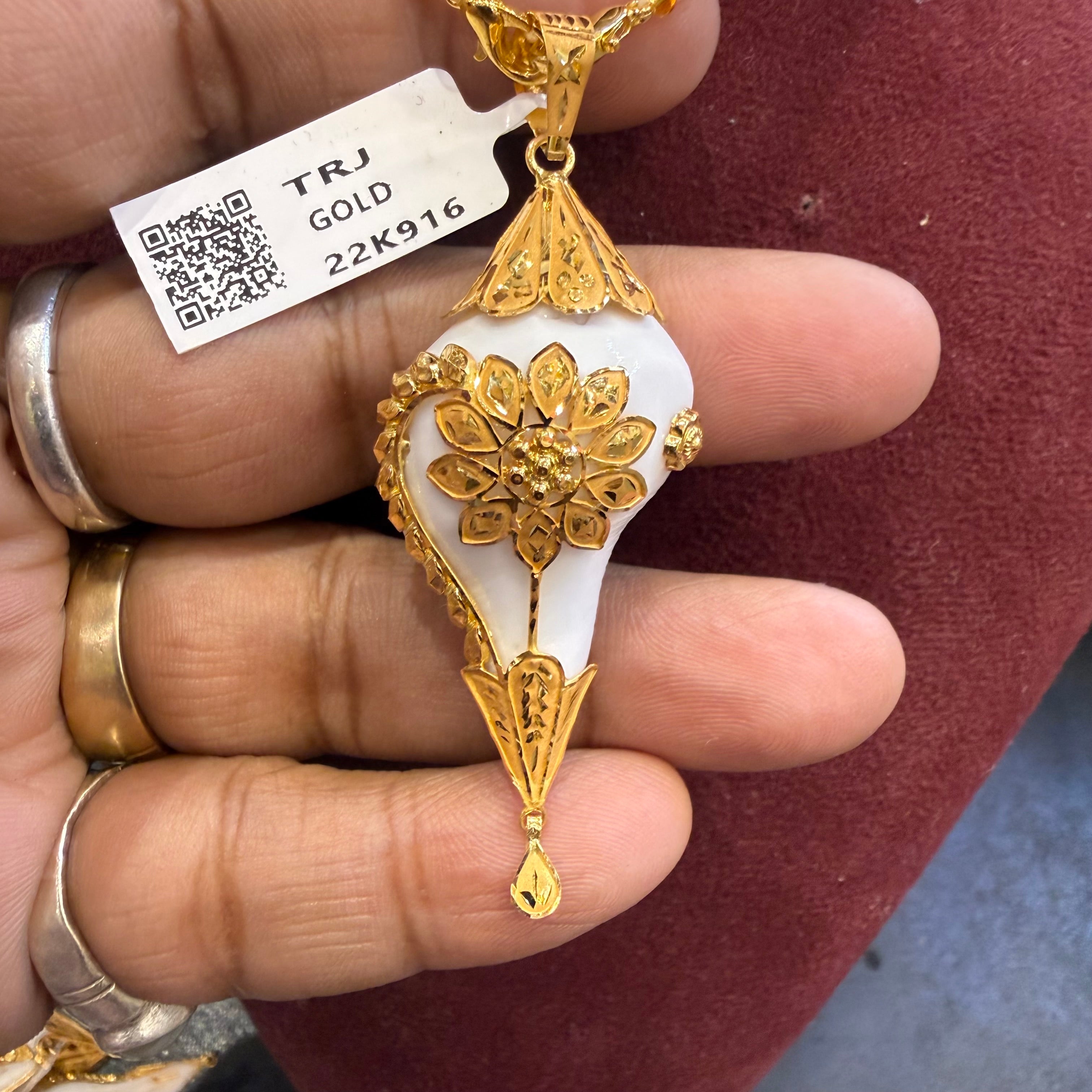 GOLD PENDANT- WGT: 1.980 GM APPROX BIS CERTIFIED HUID HALLMARK 916 22KT GOLD SANKHA PENDANT 1 PIECE WITH TASSEL FOR WOMEN.