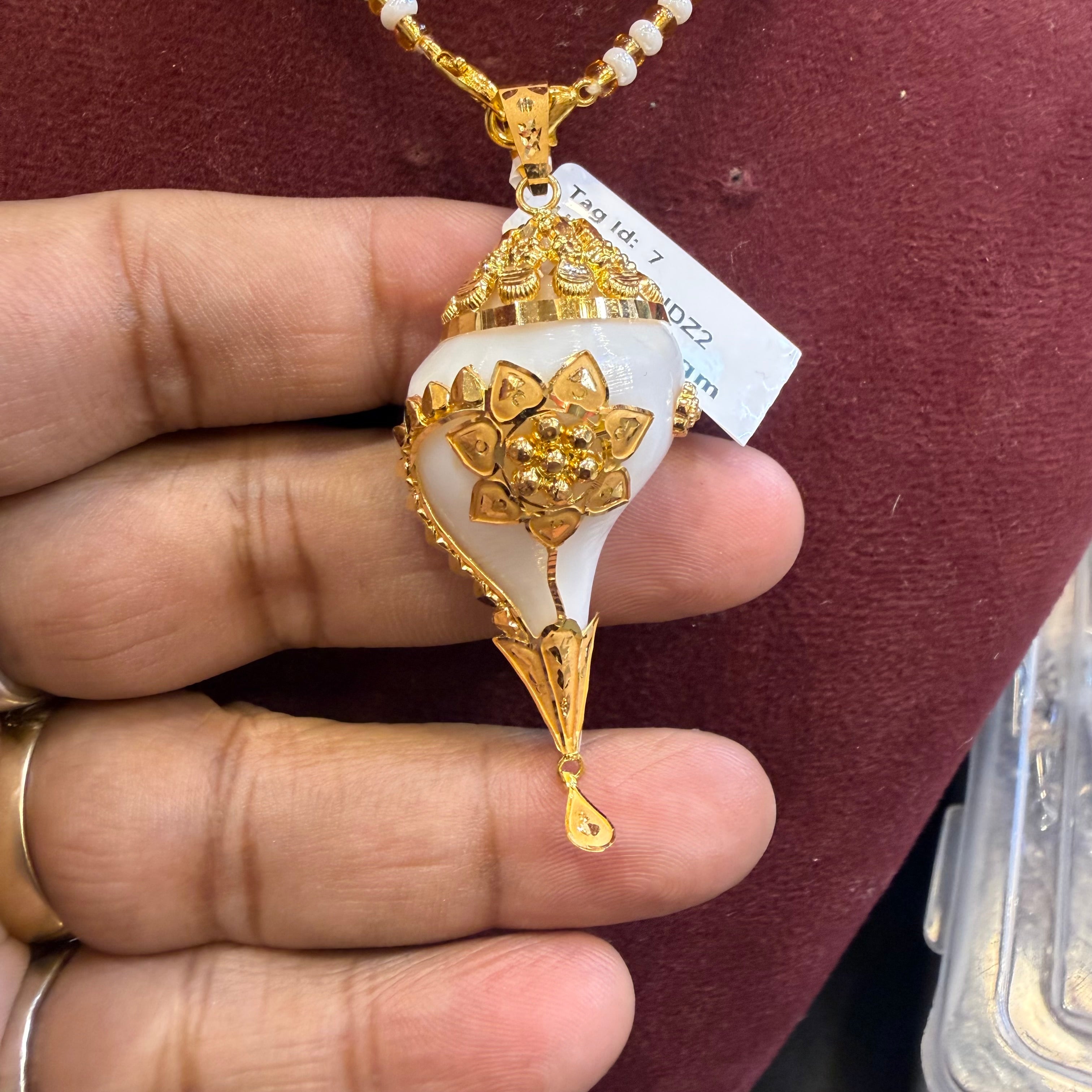 GOLD PENDANT- WGT: 2.130 GM APPROX BIS CERTIFIED HUID HALLMARK 916 22KT GOLD SANKHA PENDANT 1 PIECE WITH TASSEL FOR WOMEN.