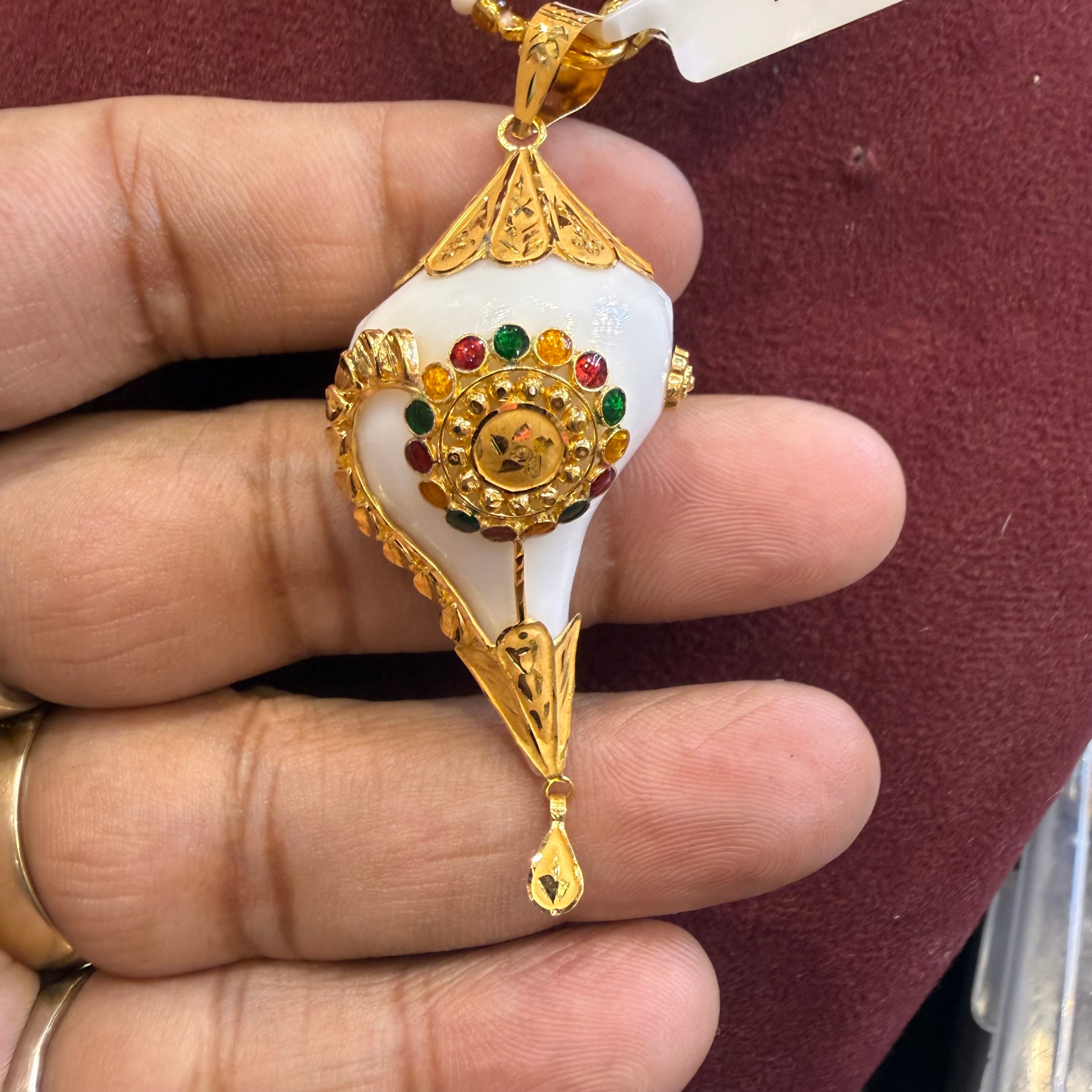 GOLD PENDANT- WGT: 2.400 GM APPROX BIS CERTIFIED HUID HALLMARK 916 22KT GOLD SANKHA PENDANT 1 PIECE WITH TASSEL FOR WOMEN.