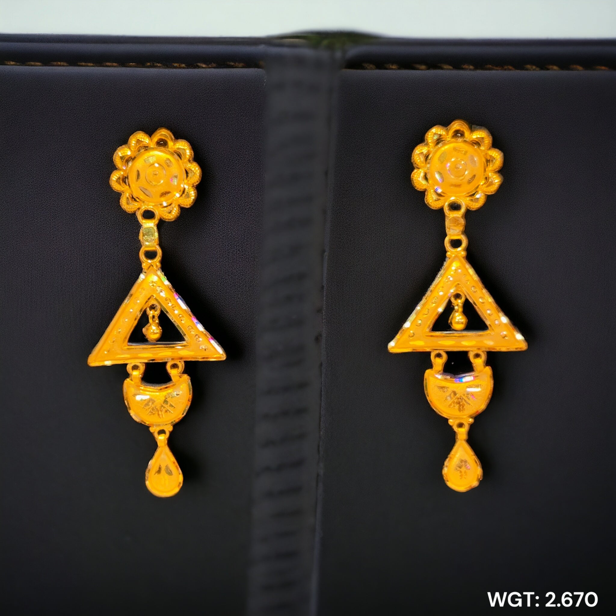 (GEK) TRJ WGT: 2.670 GM APPROX HUID HALLMARK 22KT GOLD EARRINGS KANBALA 1 PAIR FOR WOMEN.