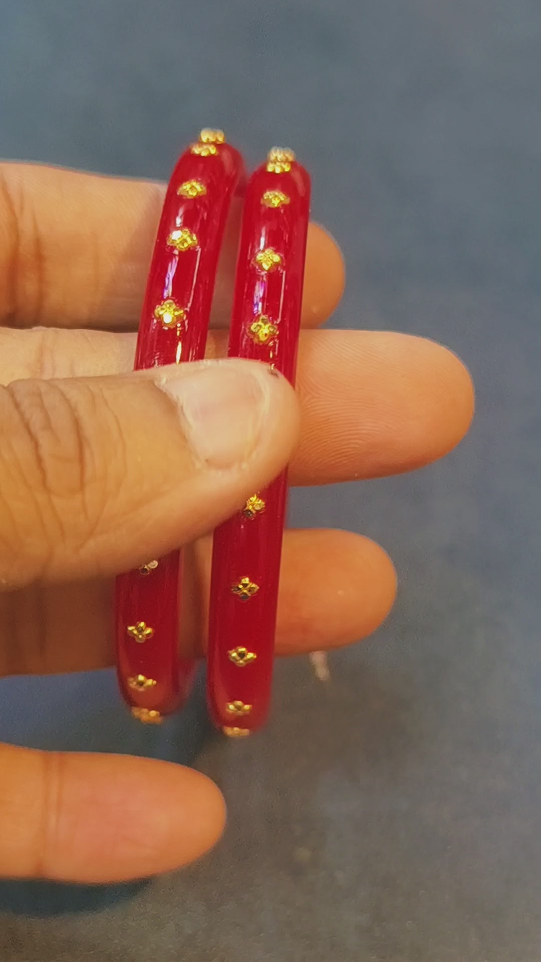 Load video: RED MINI LCL DBL KDM GOLD PASTING POLA BADHANO 1 PAIR FOR REGULAR USE APPROX WGT: 0.700 GM (NOTE: DEDUCTION OF WGT: 0.200 GM WHEN EXCHANGED WITH ANY JEWELLERY FOR LIFETIME)