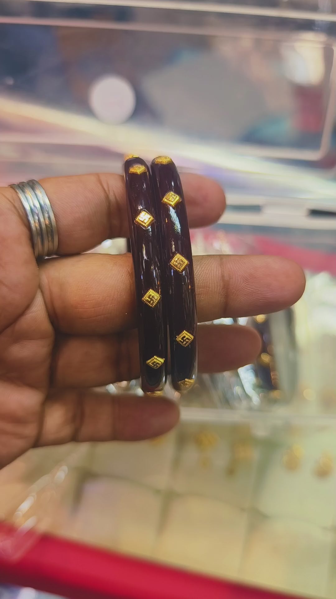 Load video: (GPPB) COFFEE SWASTIK MEDIUM LOCAL (50 TONCH) KDM GOLD PASTING POLA BADHANO 1 PAIR FOR REGULAR USE APPROX WGT: 0.400 GM (NOTE: DEDUCTION OF WGT: 0.100 GM WHEN EXCHANGED WITH ANY JEWELLERY FOR LIFETIME)