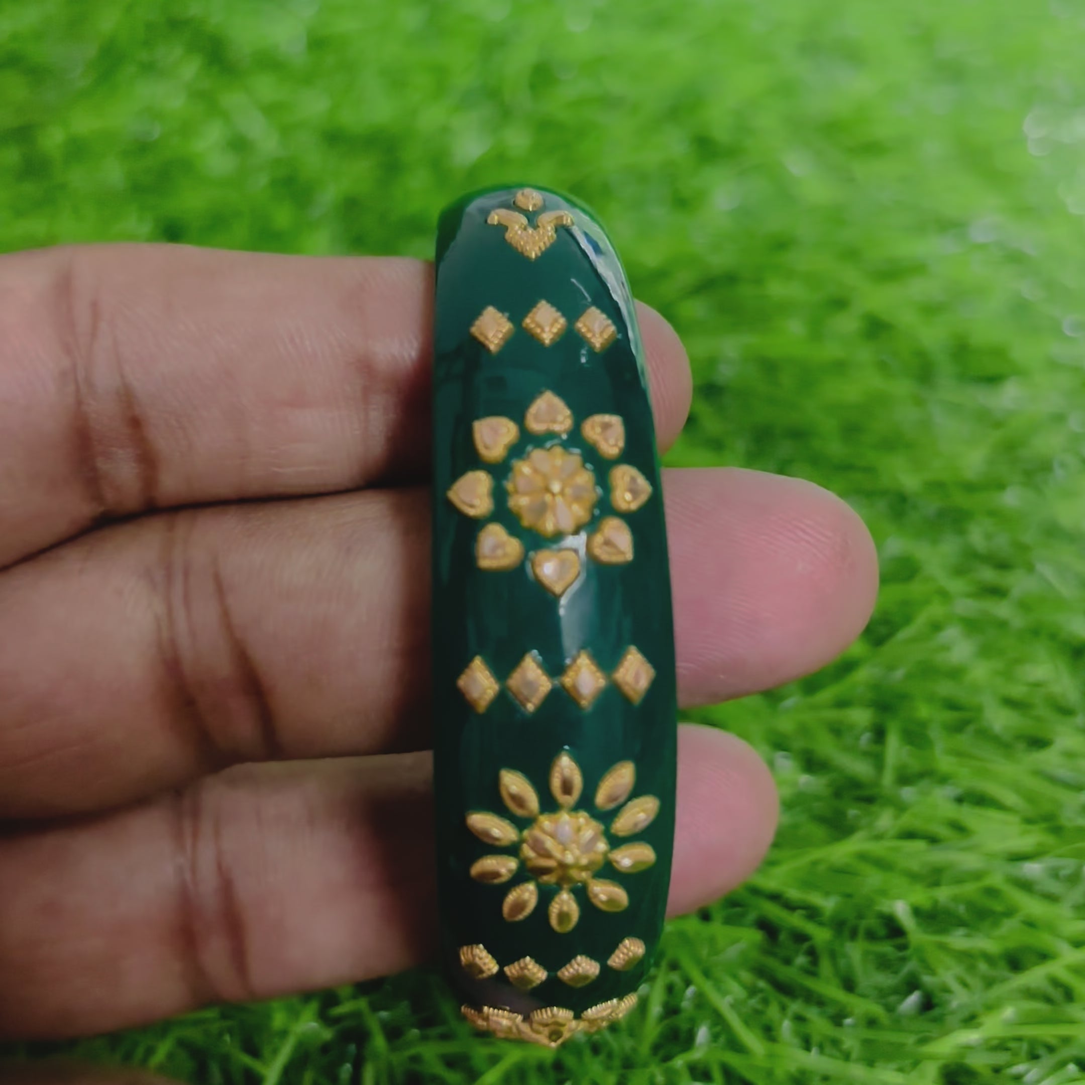 Load video: (GBP50) RAJLAXMI (MTO) ELEGANCE DESIGN GREEN COLOUR (50 TONCH) KDM GOLD BRACELET POLA 1 PIECE FOR MARRIED WOMEN (REGULAR USE) APPROX WGT: 0.400 GM SOLD ON MRP BY MAHALAXMI.