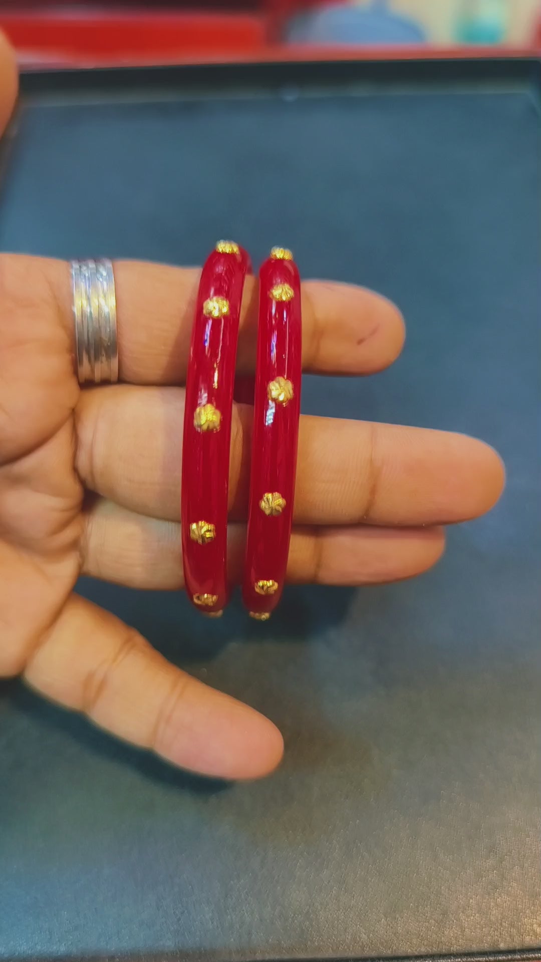 Load video: RED MED LOCAL KDM GOLD PASTING POLA BADHANO 1 PAIR FOR REGULAR USE APPROX WGT: 0.400 GM (NOTE: DEDUCTION OF WGT: 0.100 GM WHEN EXCHANGED WITH ANY JEWELLERY FOR LIFETIME)
