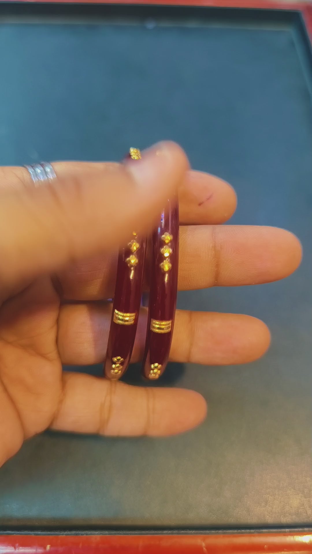 Load video: COFFEE MINI R2 KDM GOLD PASTING POLA BADHANO 1 PAIR FOR REGULAR USE APPROX WGT: 0.900 GM (NOTE: DEDUCTION OF WGT: 0.200 GM WHEN EXCHANGED WITH ANY JEWELLERY FOR LIFETIME)