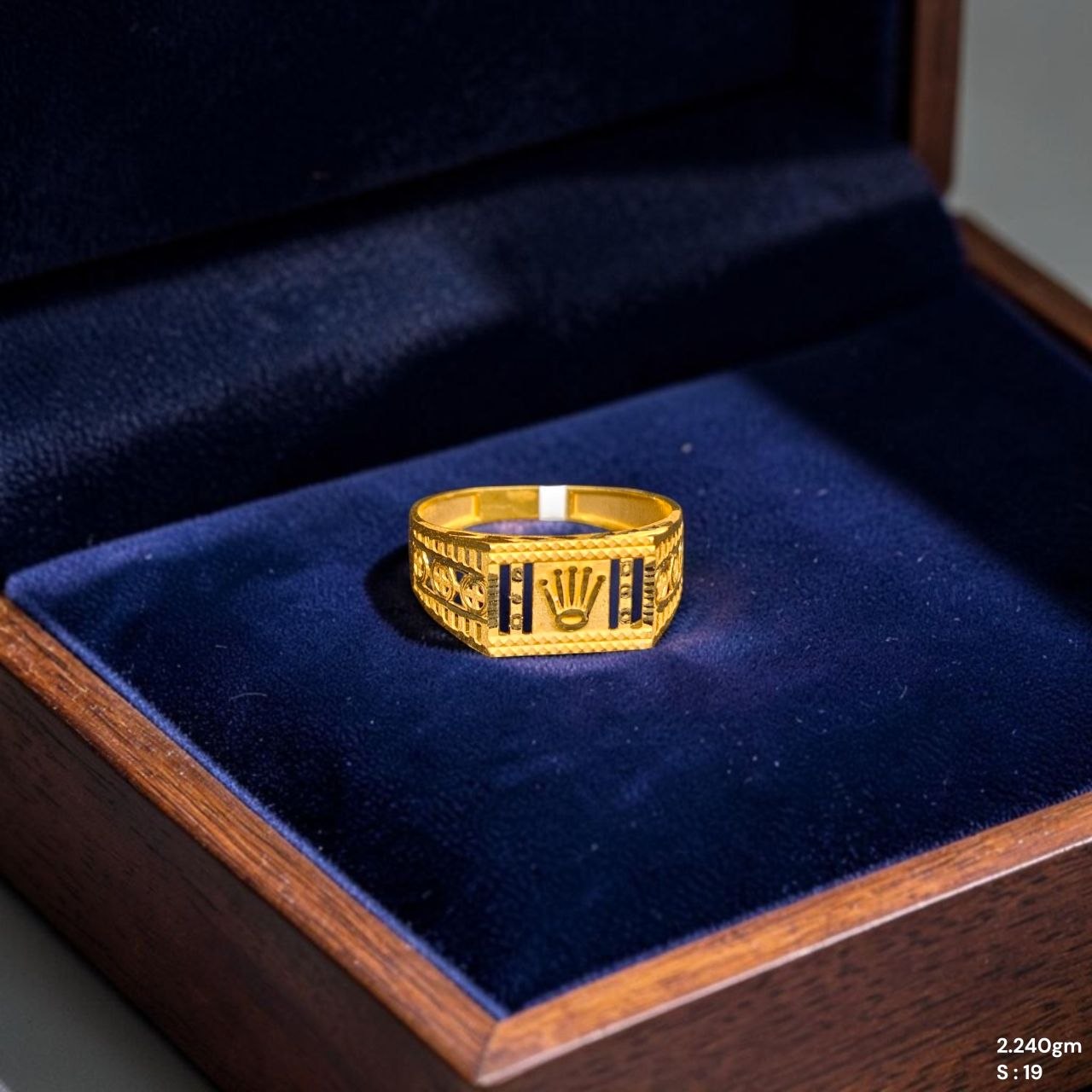 GENTS RING- SIZE:19 (WGT: 2.240 GM APPROX) BIS CERTIFIED HUID HALLMARK 916 22KT GOLD GENTS FINGER RING FOR MEN 1 PIECE.