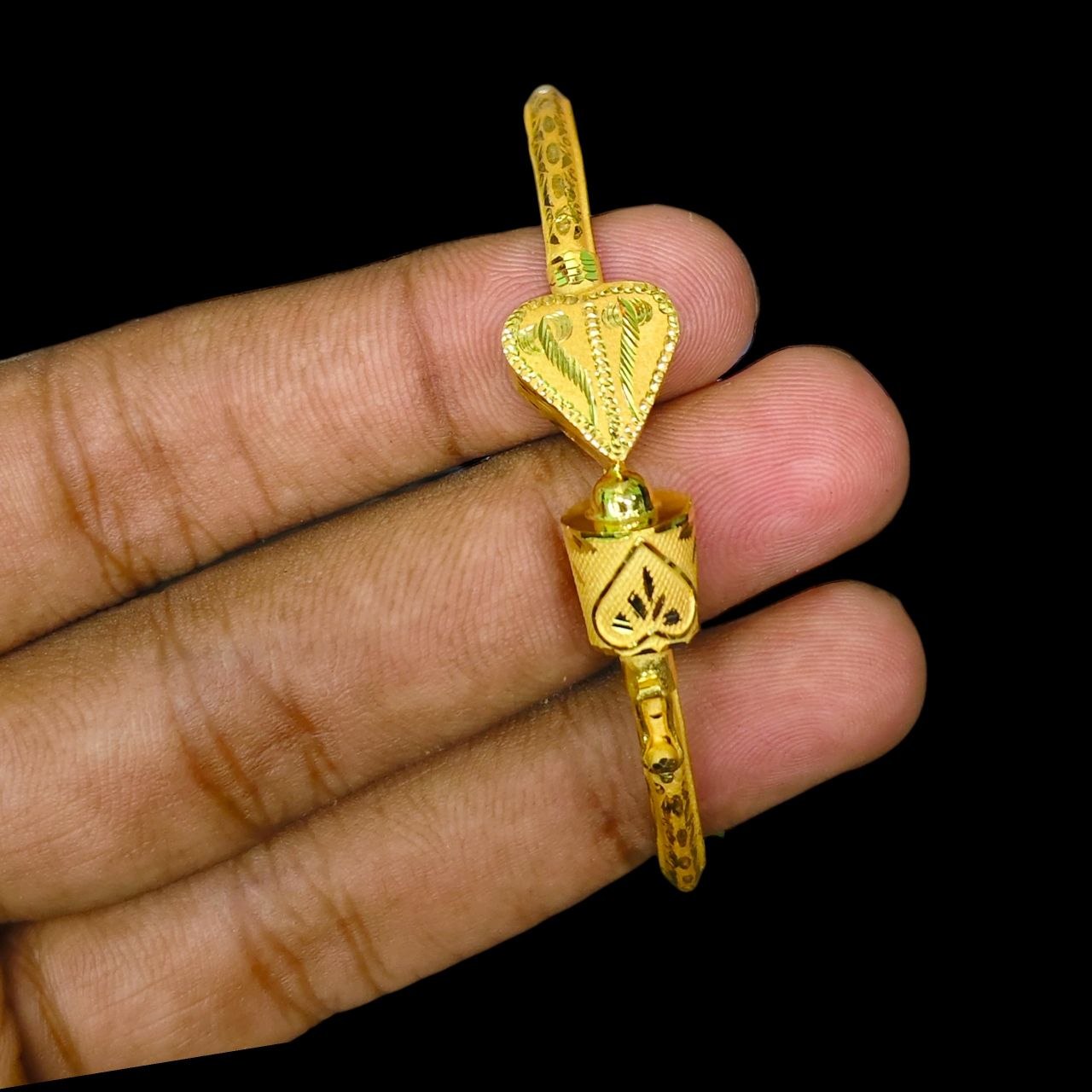 GOLD BRACELET NOA- (SIZE: 25) WGT: 4.570 GM APPROX 22KT HUID HALLMARK GOLD NOA BANGLES 1 PIECE.